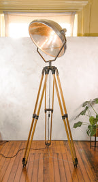 Grote vintage operatielamp op groot houten verstelbaar statief, unieke upcycled operatielamp, medische industriële vloerlamp uit de jaren 50