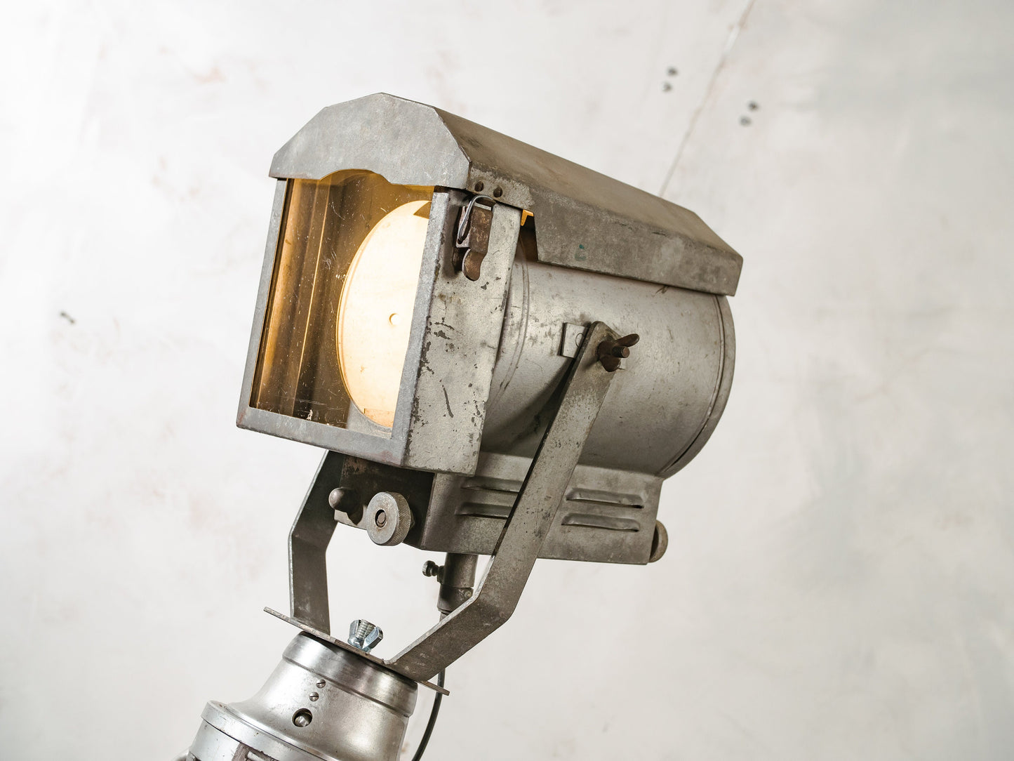 Grijze theaterprojector Falconet &amp; Cie Paris Patina op een aluminium landmeterstatief, industriële woondecoratie Studiospot Staande lamp