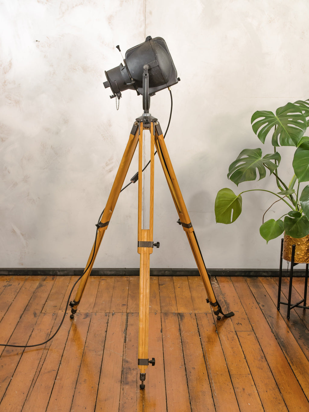Zwarte theaterspot uit de jaren 60 Strand Electric Patt 23 op een vintage houten fotografiestatief, de Pipo, retro verstelbare vloerlamp