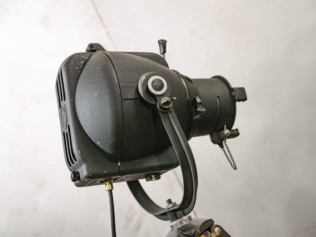 Zwarte theaterspot uit de jaren 60 Strand Electric Patt 23 op een vintage houten fotografiestatief, de Pipo, retro verstelbare vloerlamp