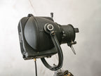 Zwarte theaterspot uit de jaren 60 Strand Electric Patt 23 op een vintage houten fotografiestatief, de Pipo, retro verstelbare vloerlamp
