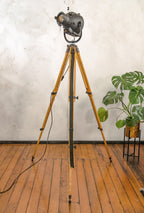 Zwarte theaterspot uit de jaren 60 Strand Electric Patt 23 op een vintage houten fotografiestatief, de Pipo, retro verstelbare vloerlamp