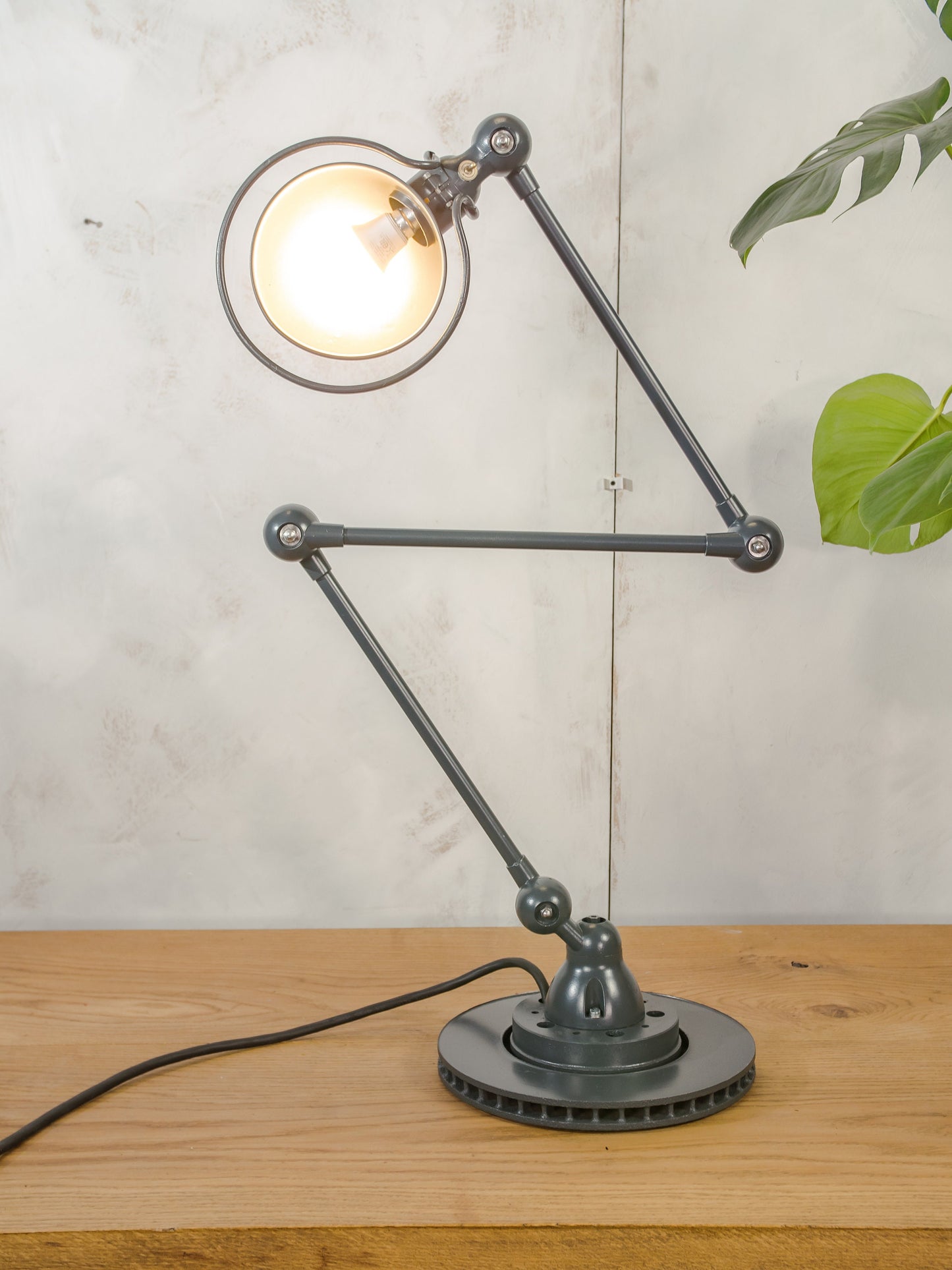 Jieldé Lamp Klassieke jaren 50 Franse Arm Loft Workshop Lamp, Gerenoveerd Grijs Jielde door Jean Louis Domecq, Upcycled gearticuleerde Designer bureaulamp