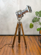 Mid-century Theaterlamp Staande lamp, Gepolijste Strand Electric Patt 23N Jaren 60 op Teakhouten Verstelbare Statief, Vintage Filmspot