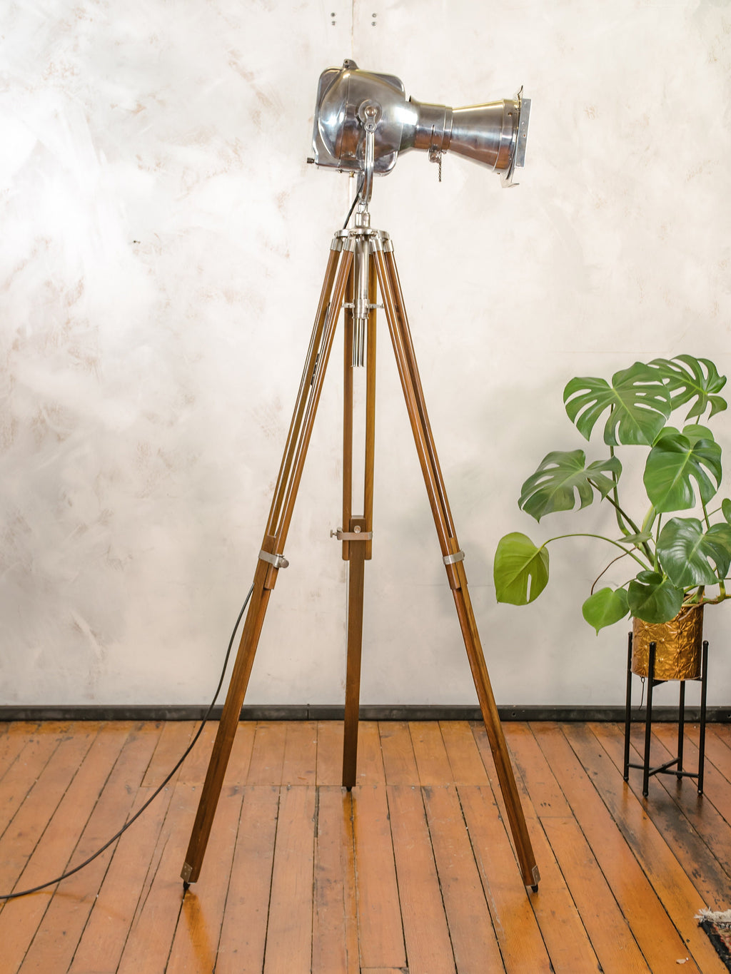 Mid-century Theaterlamp Staande lamp, Gepolijste Strand Electric Patt 23N Jaren 60 op Teakhouten Verstelbare Statief, Vintage Filmspot
