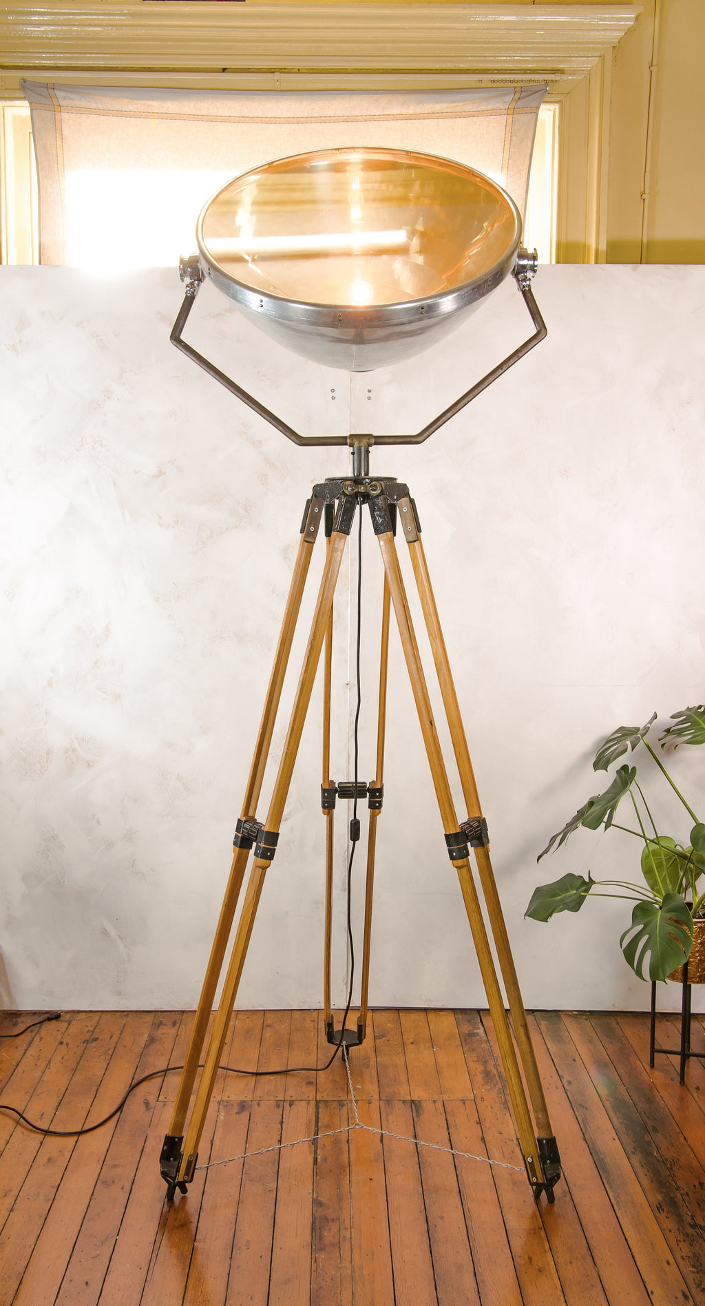 Grote vintage operatielamp op groot houten verstelbaar statief, unieke upcycled operatielamp, medische industriële vloerlamp uit de jaren 50