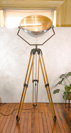Grote vintage operatielamp op groot houten verstelbaar statief, unieke upcycled operatielamp, medische industriële vloerlamp uit de jaren 50