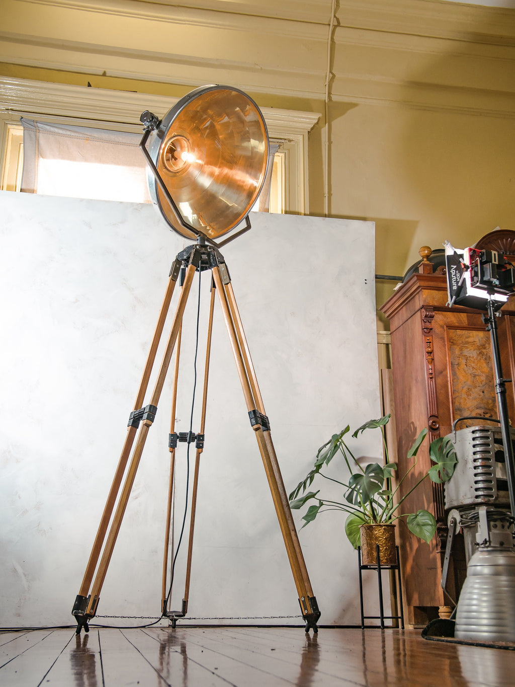 Grote vintage operatielamp op groot houten verstelbaar statief, unieke upcycled operatielamp, medische industriële vloerlamp uit de jaren 50