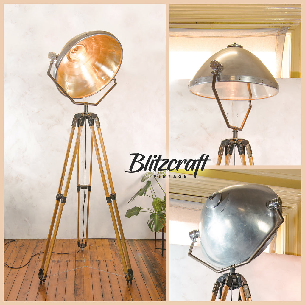 Grote vintage operatielamp op groot houten verstelbaar statief, unieke upcycled operatielamp, medische industriële vloerlamp uit de jaren 50