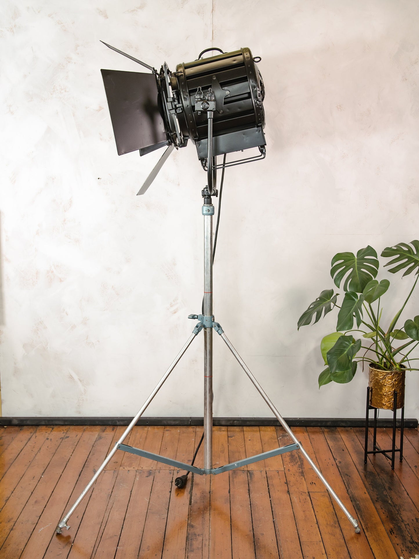 Mole Richardson England 1950s Model 560 Mid-Century design, Spotlight on a Vintage light stand, Industrial Floor lamp, Restaurant decor