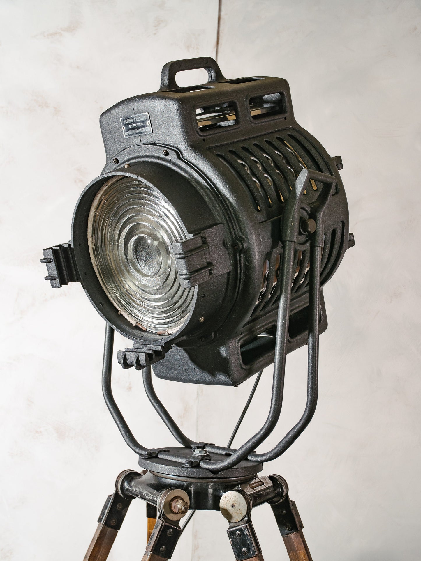 1950s 2KW Arnold &amp; Richter ARRI Movie Spotlight | Duitse Hollywood-projector op een vintage houten videografiestatief door Andre Debrie Paris