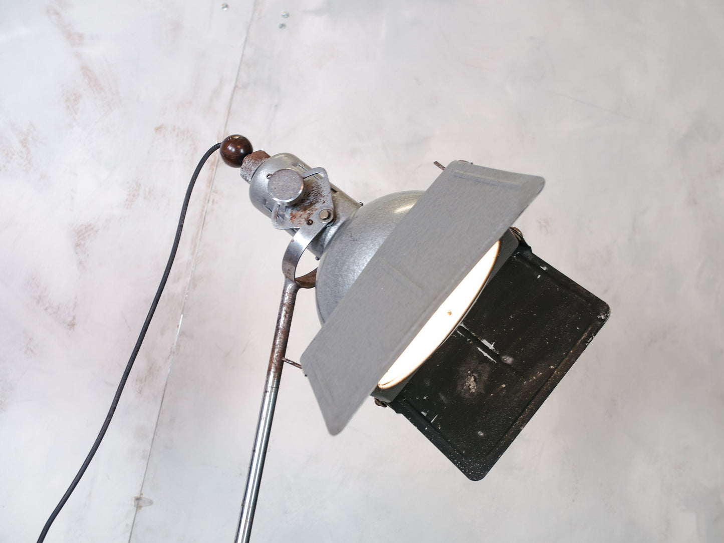 Retro Industriële Studio Verlichting Staande lamp met Barndeuren | Oude Fotografie Spotlight op Stalen Rollende Lampstandaard, Art Deco