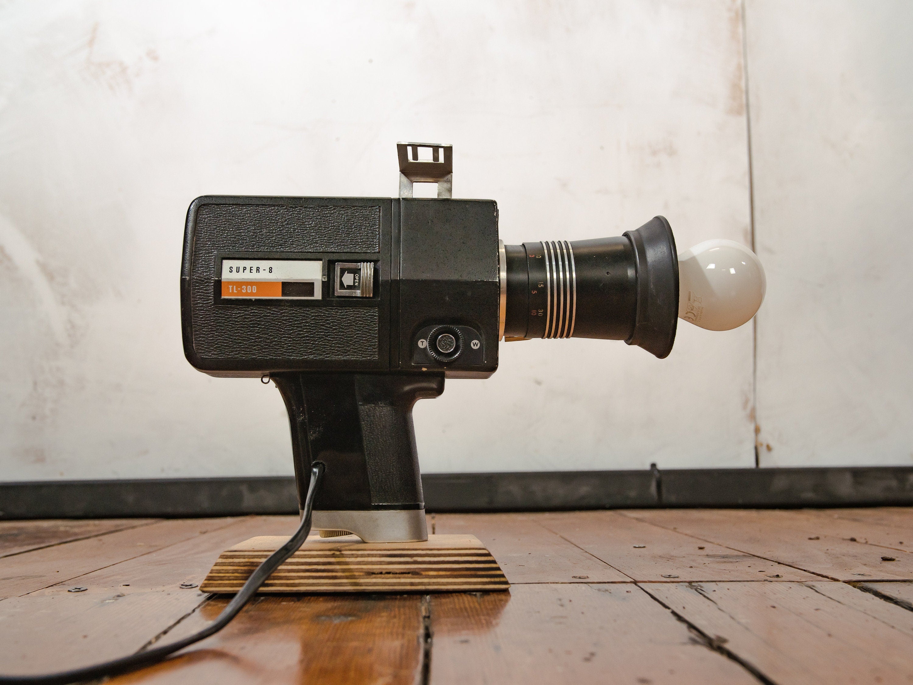 Videocamera bureaulamp, Pallas Super 8 TL-300 Super 8 filmcamera jaren 70 bureaulamp, Filmmaker nachtkastje lamp, Cinematografie tafellamp