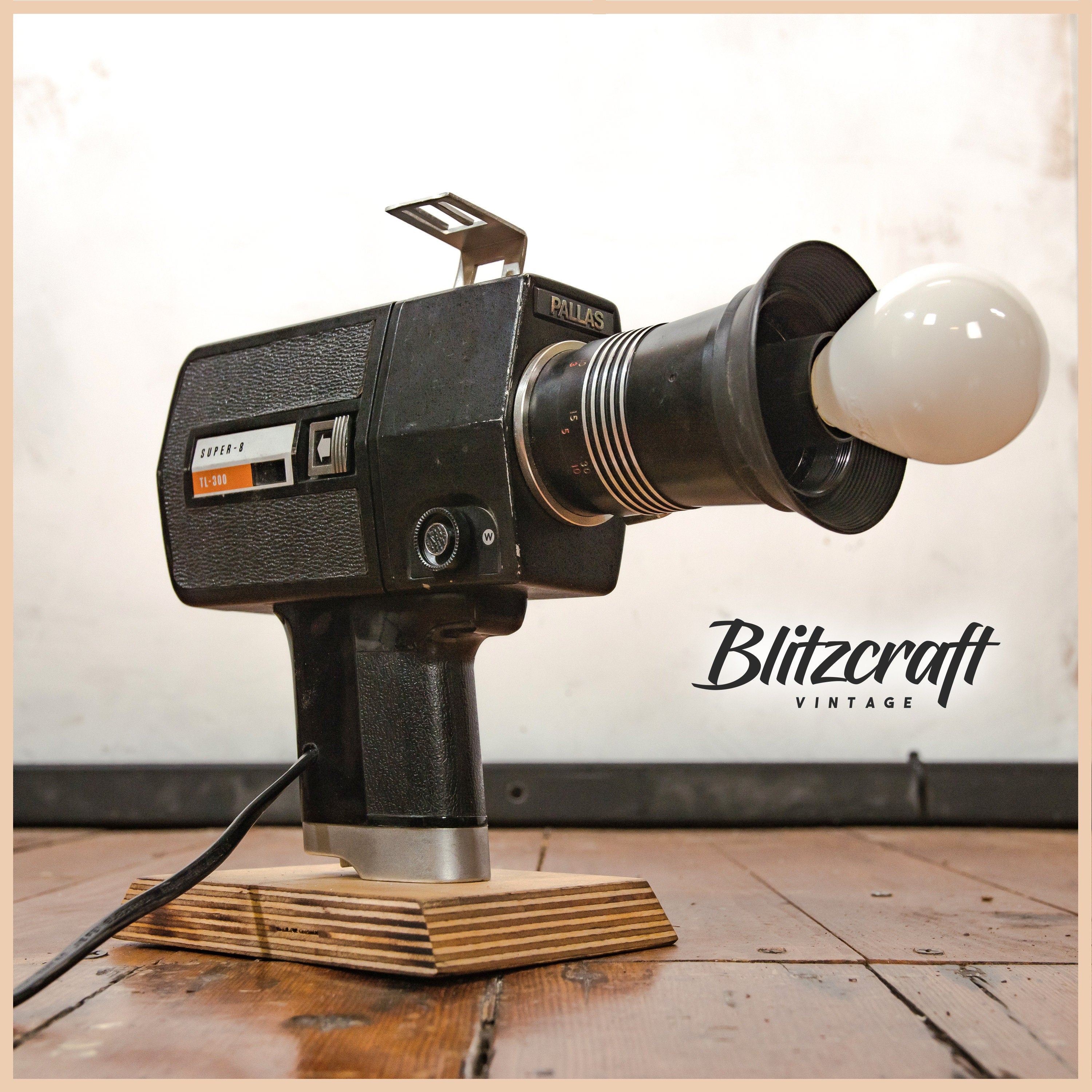 Videocamera bureaulamp, Pallas Super 8 TL-300 Super 8 filmcamera jaren 70 bureaulamp, Filmmaker nachtkastje lamp, Cinematografie tafellamp