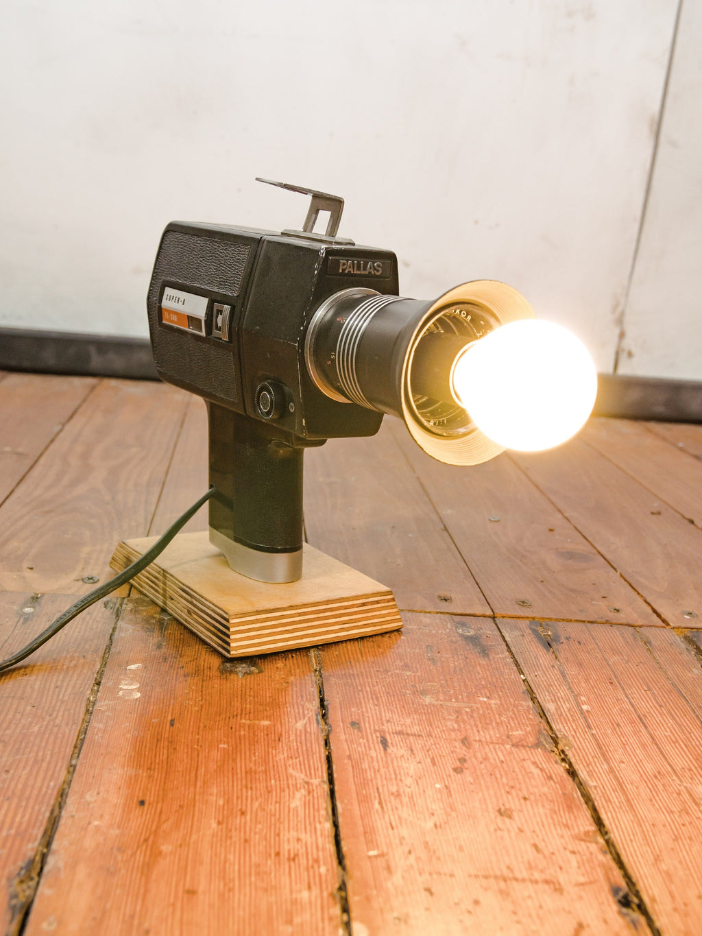 Videocamera bureaulamp, Pallas Super 8 TL-300 Super 8 filmcamera jaren 70 bureaulamp, Filmmaker nachtkastje lamp, Cinematografie tafellamp