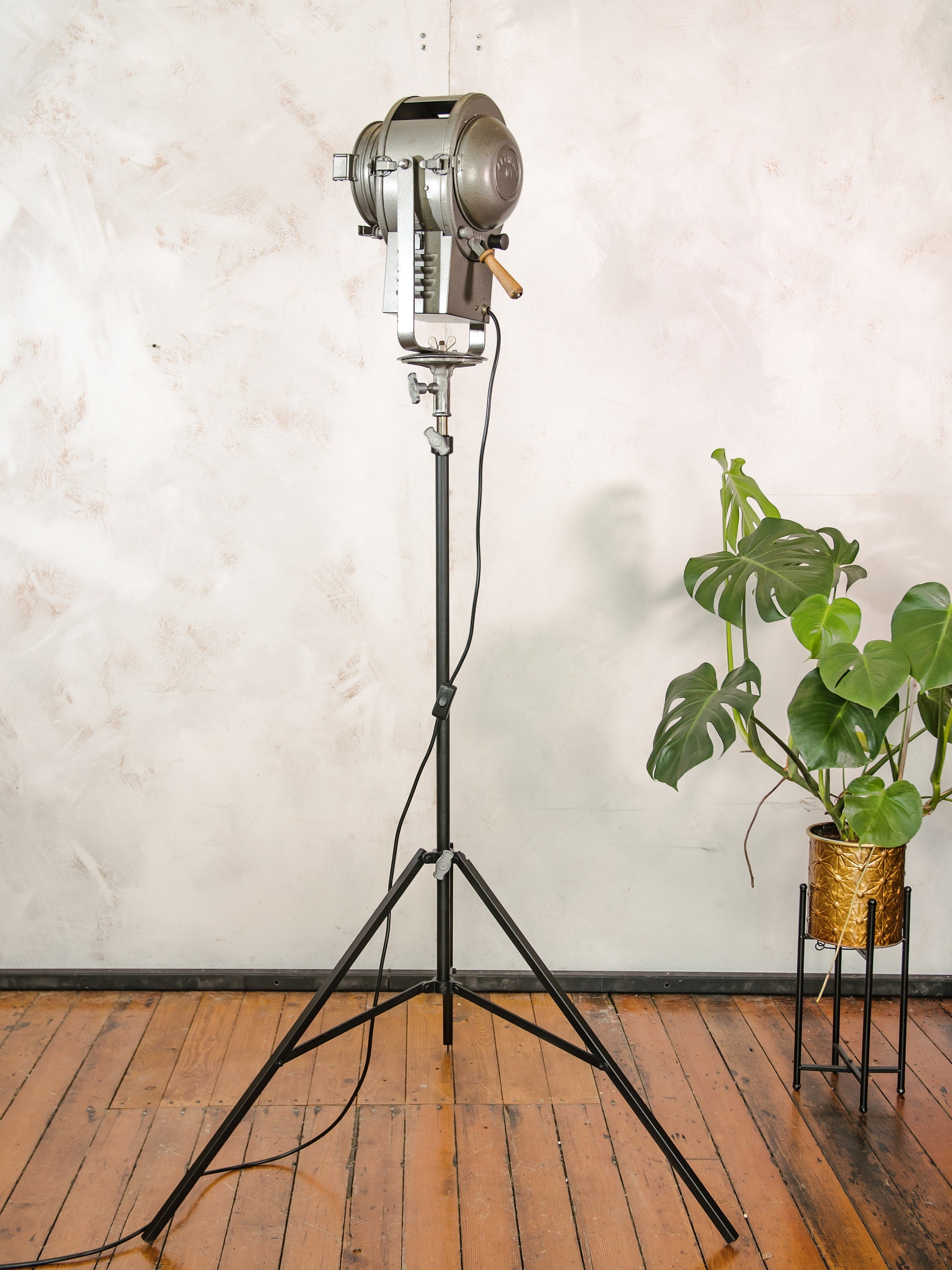 Antique A.E. Cremer Paris 1950s Gray Film Spotlight on Original Tripod, Theatre lamp, Industrial Retro Fresnel Floor lamp, Art deco lighting