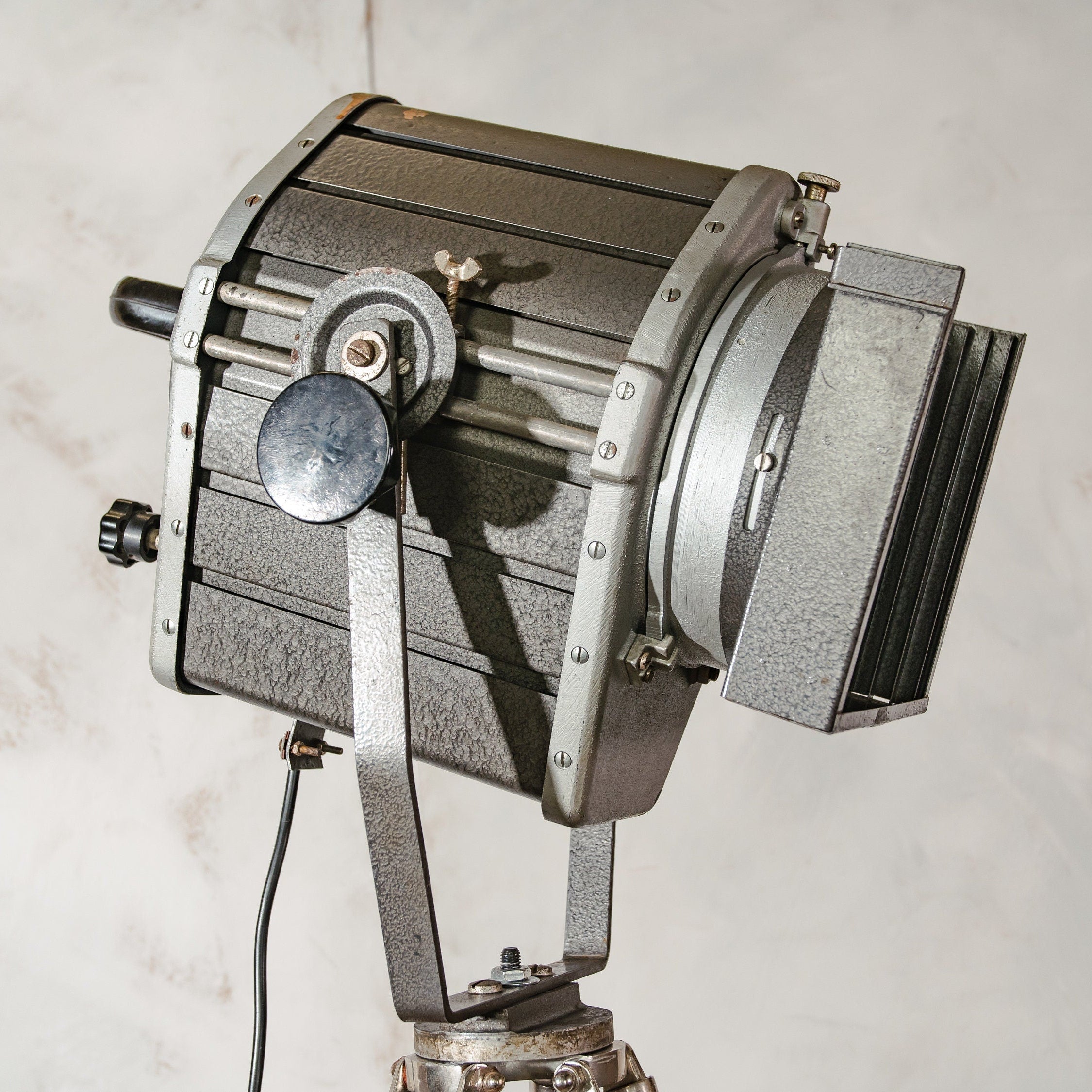 Theater vloerlamp Spotlight op houten standaard, vintage podiumlamp van VEB NARVA Aka Electric uit de jaren 80 op teakhouten statief
