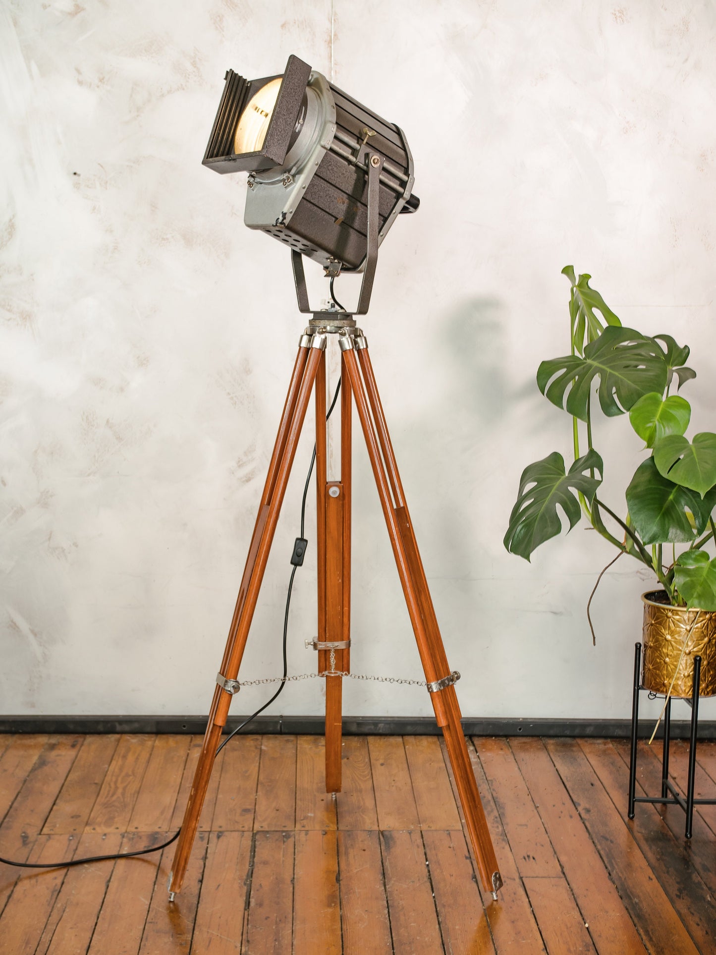 Theater vloerlamp Spotlight op houten standaard, vintage podiumlamp van VEB NARVA Aka Electric uit de jaren 80 op teakhouten statief