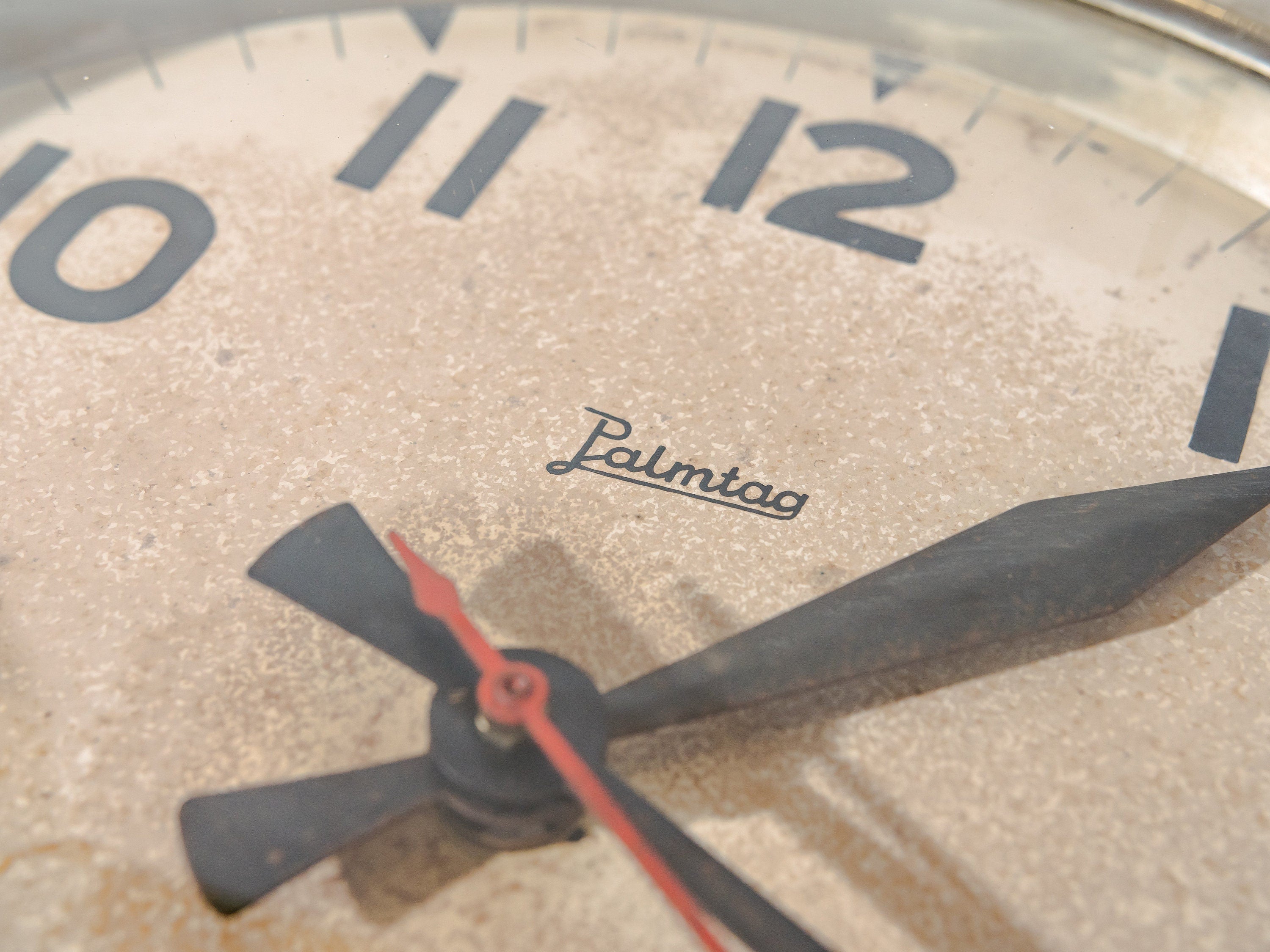 Industriële klok jaren 60 van Jacob Palmtag, Chromen elektrische schoolklok 220V / 110 Volt, Fabriekswerkplaats uurwerk met verbluffende patina