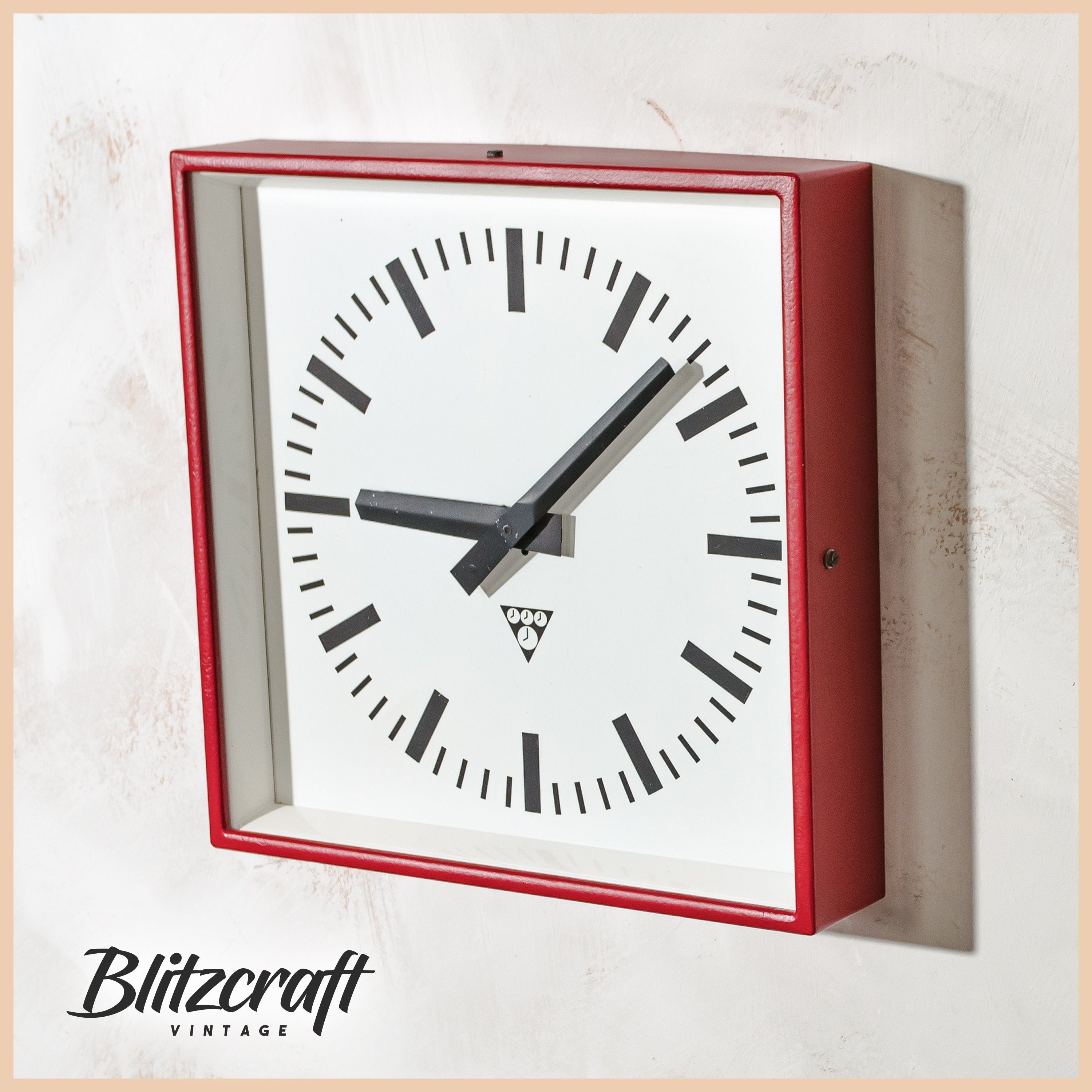 Rode Vintage Klok Vierkant van Pragotron uit de jaren 70, Omgebouwd tot Quartz, Fabrieksklokken, Retro Keukenklok, Industrieel Horloge Hergebruikt