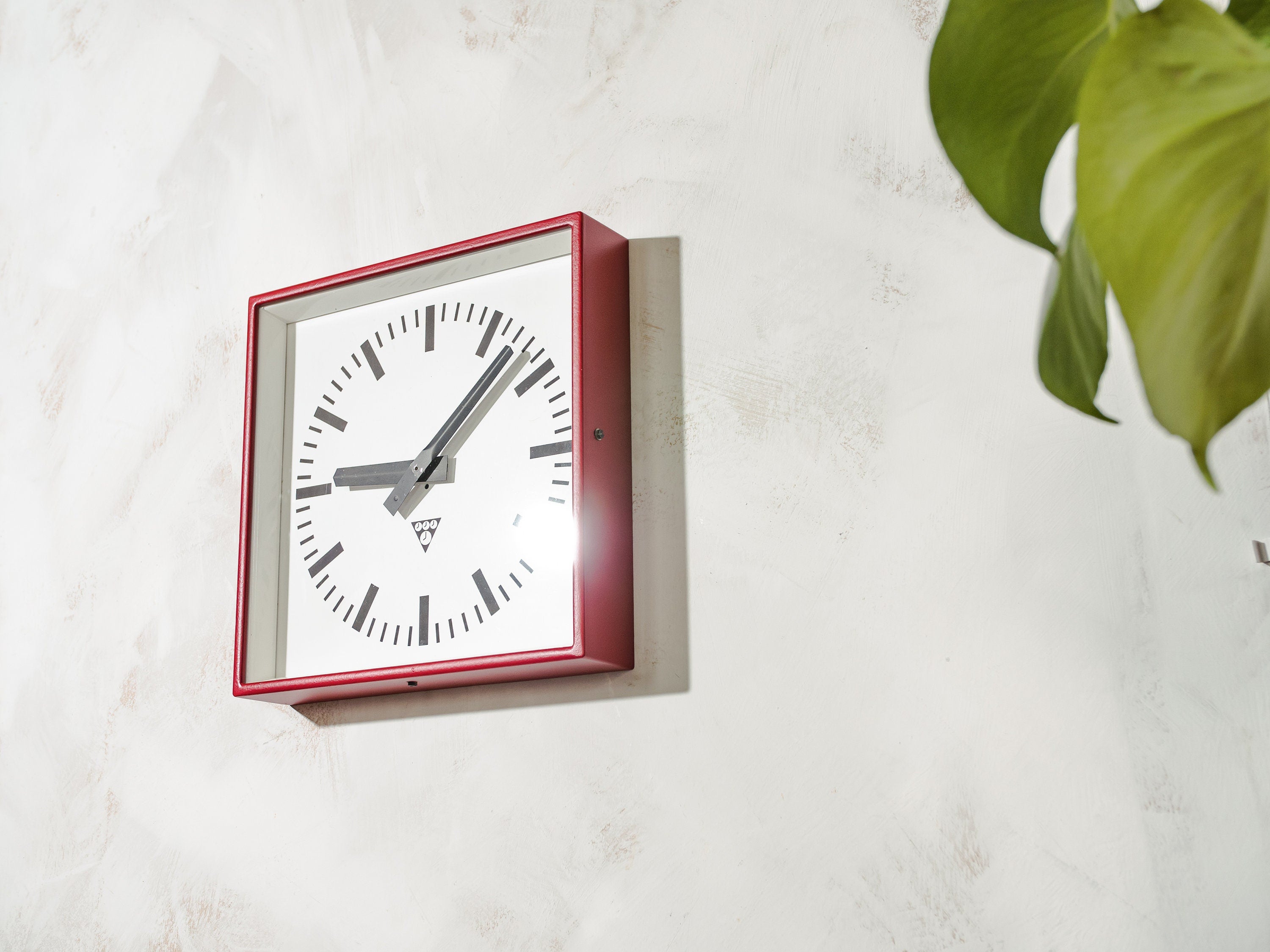 Rode Vintage Klok Vierkant van Pragotron uit de jaren 70, Omgebouwd tot Quartz, Fabrieksklokken, Retro Keukenklok, Industrieel Horloge Hergebruikt