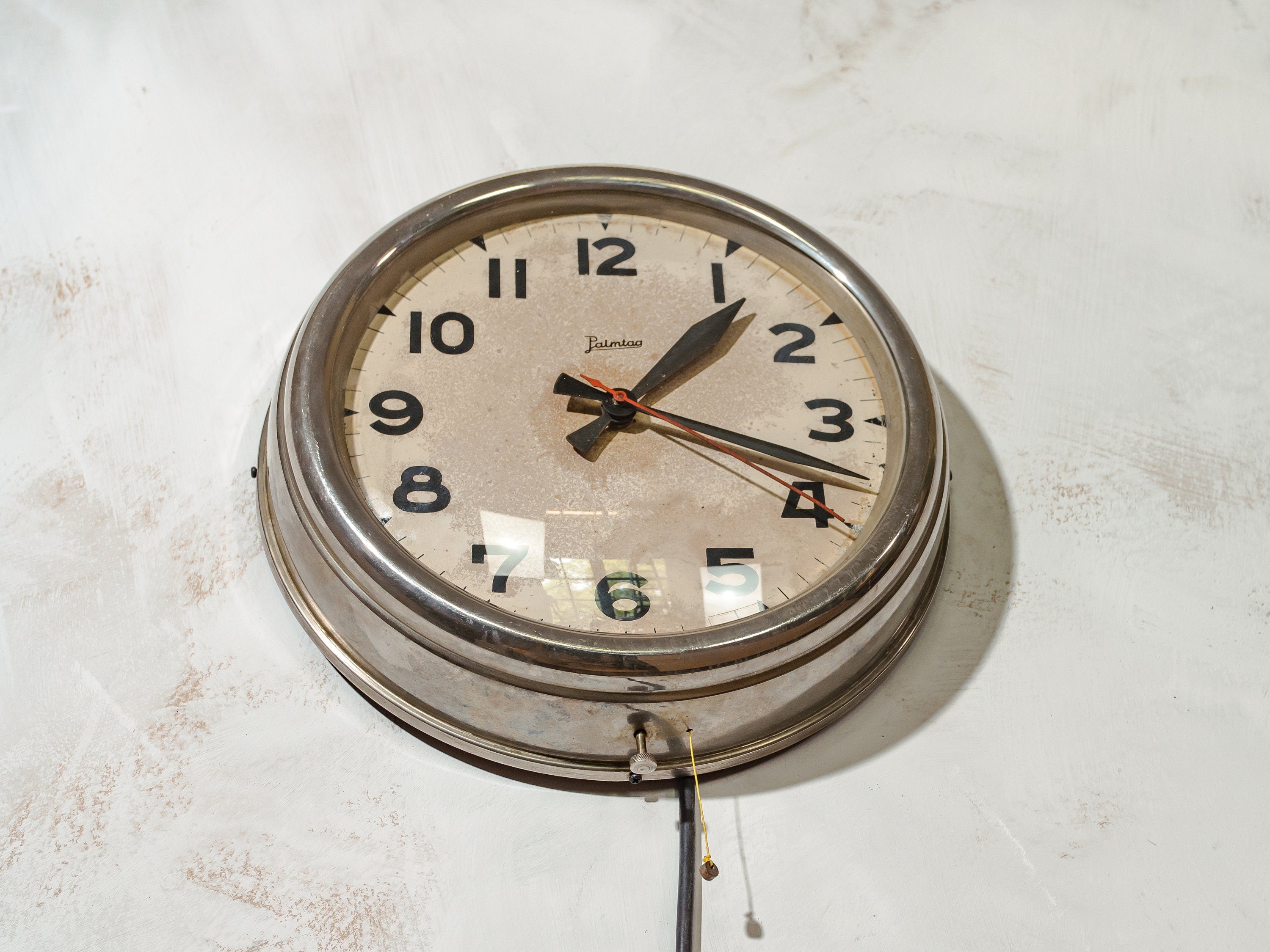 Industriële klok jaren 60 van Jacob Palmtag, Chromen elektrische schoolklok 220V / 110 Volt, Fabriekswerkplaats uurwerk met verbluffende patina