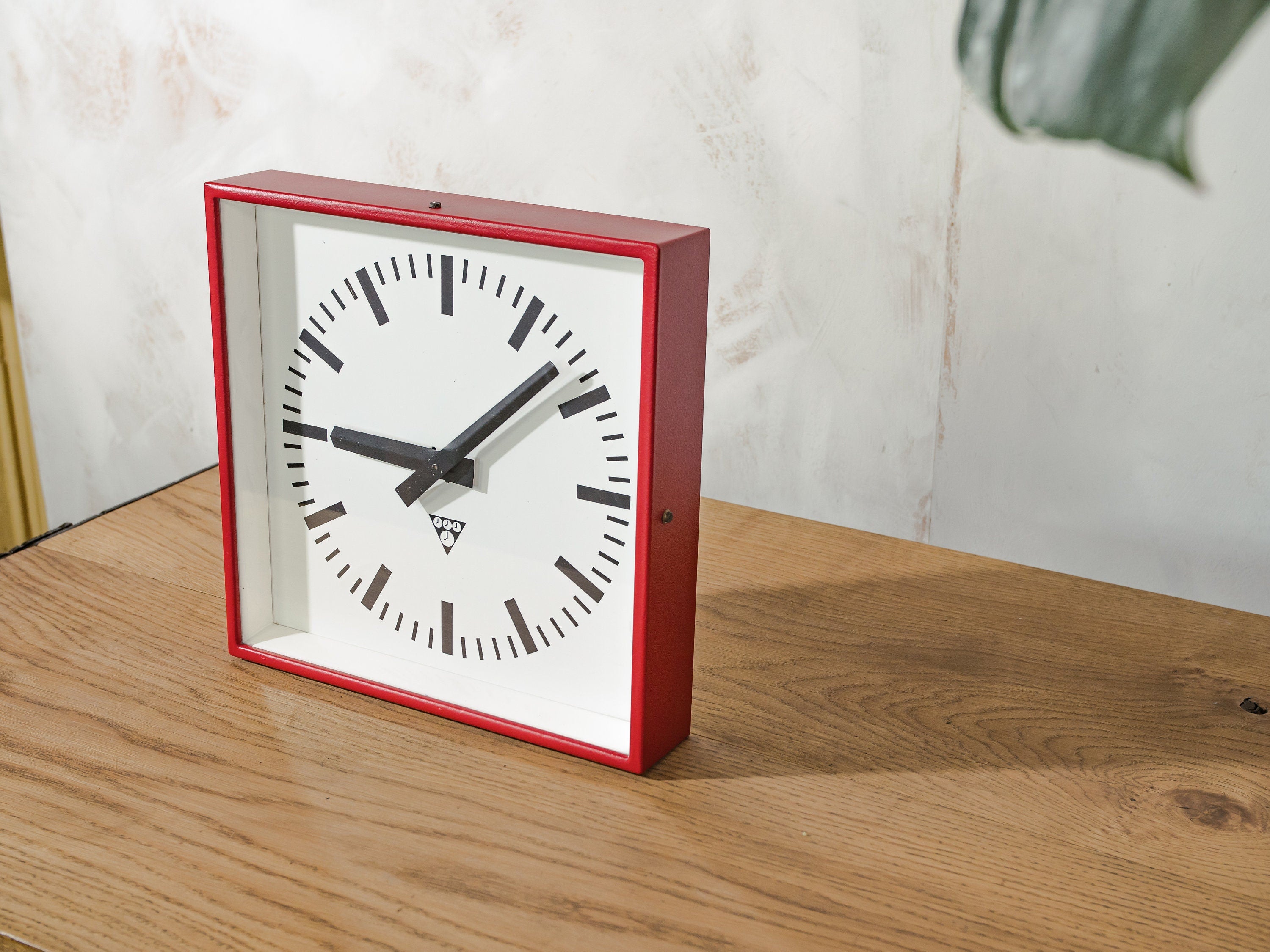 Rode Vintage Klok Vierkant van Pragotron uit de jaren 70, Omgebouwd tot Quartz, Fabrieksklokken, Retro Keukenklok, Industrieel Horloge Hergebruikt