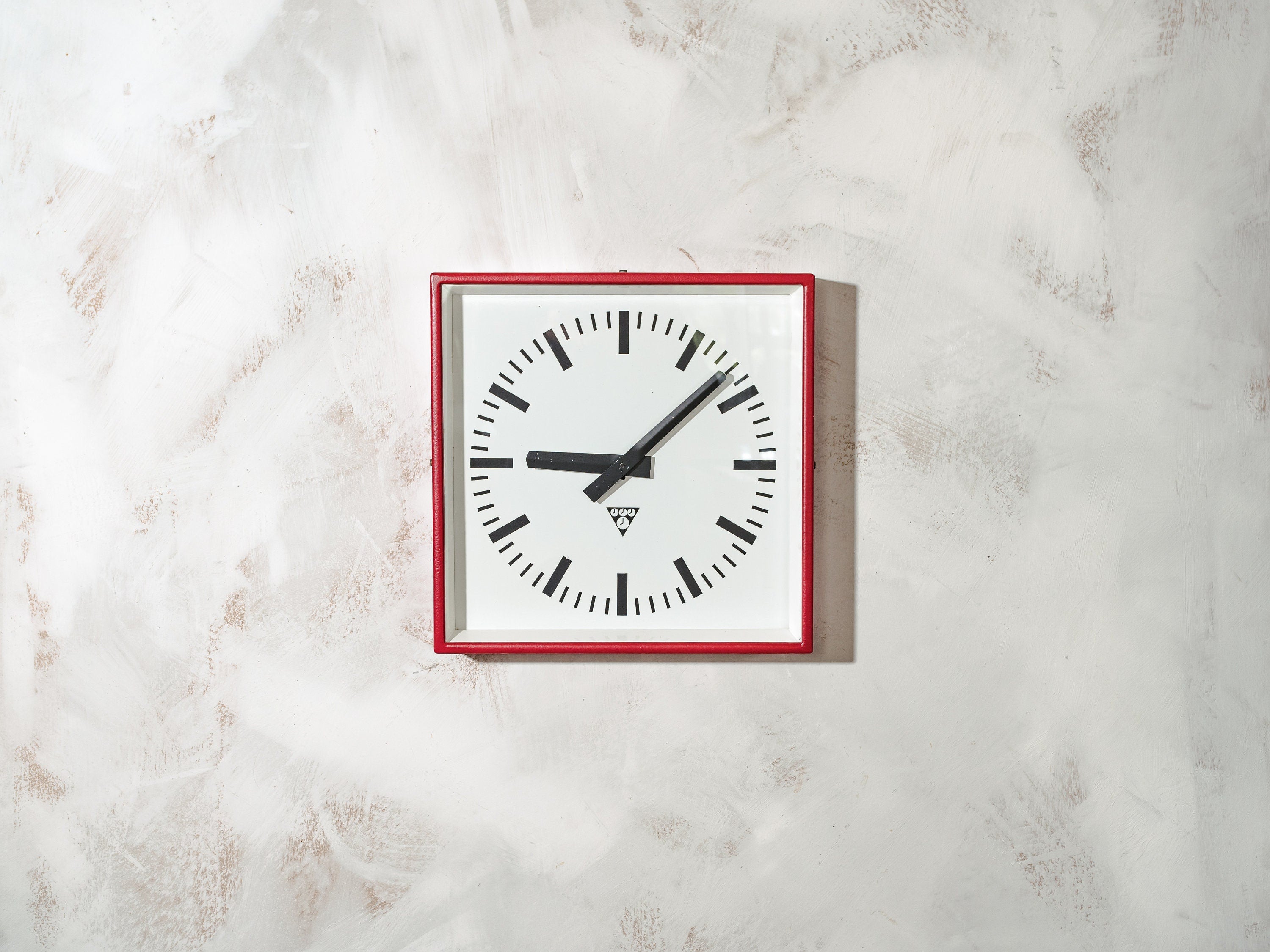 Rode Vintage Klok Vierkant van Pragotron uit de jaren 70, Omgebouwd tot Quartz, Fabrieksklokken, Retro Keukenklok, Industrieel Horloge Hergebruikt