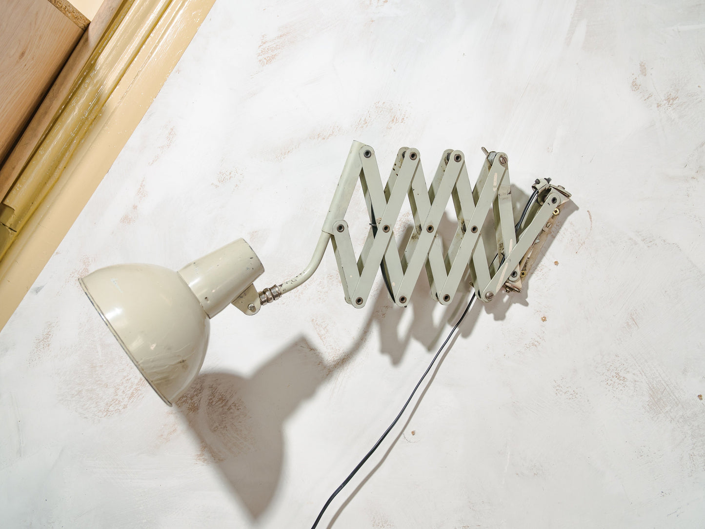 Industriële beige schaarlamp van SIS, jaren 60 verstelbare wandlamp, harmonicalamp, accordeonwerkplaatsverlichting