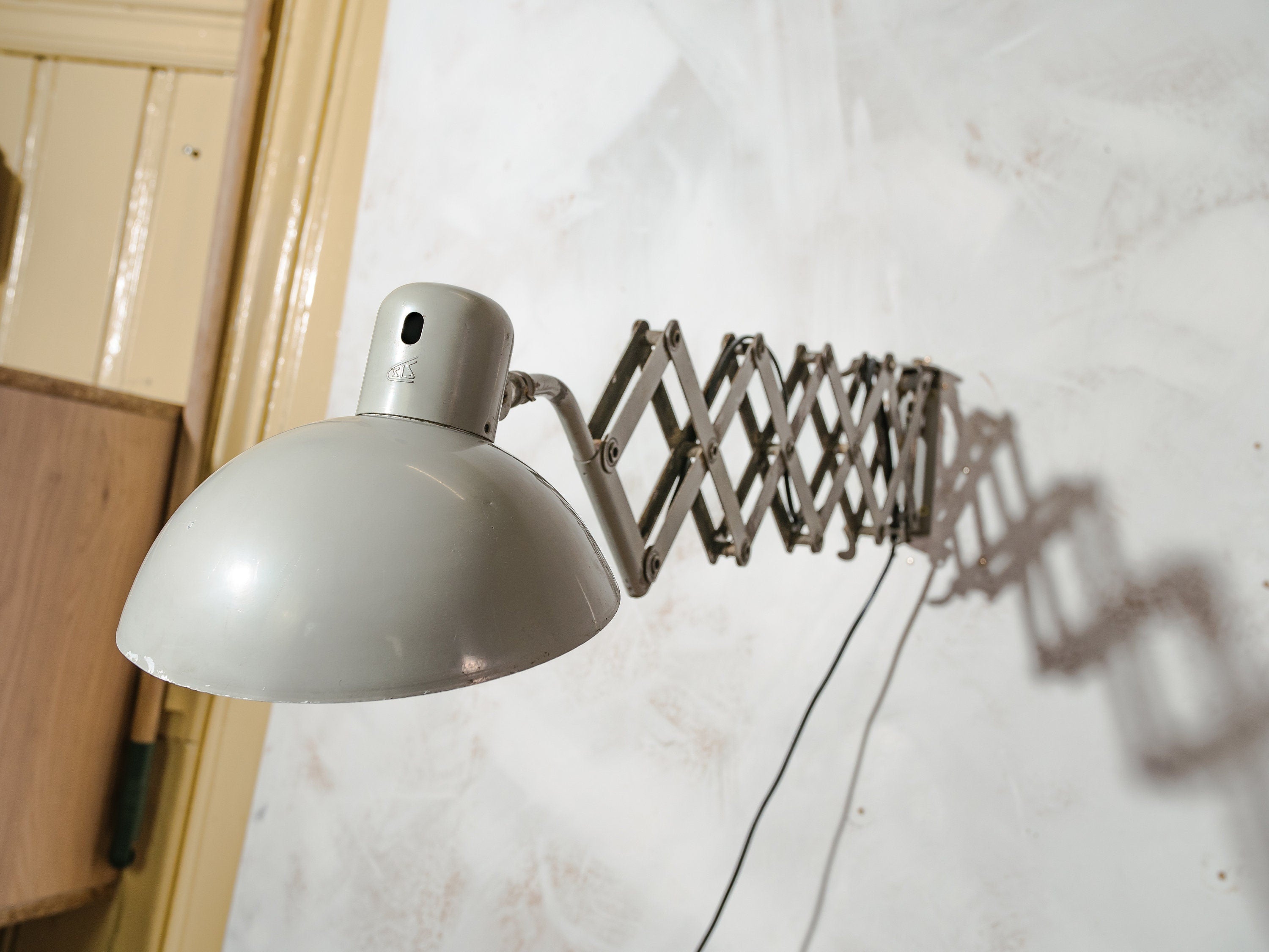 Bauhaus Gray Scissor Lamp by SIS with Oval Lampshade, 1960s Pull Out Wall mounted light, Harmonica light, Accordion Workshop lighting