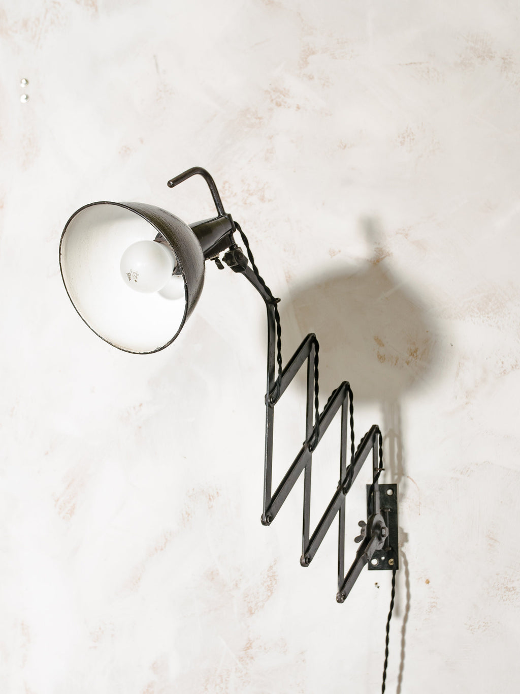 Antieke schaarlamp van Wilhelm Bader Wagenfeld uit de jaren 30, zwarte werkplaatslamp, unieke en zeldzame wandharmonicalamp, Bauhaus-emaille lampenkap