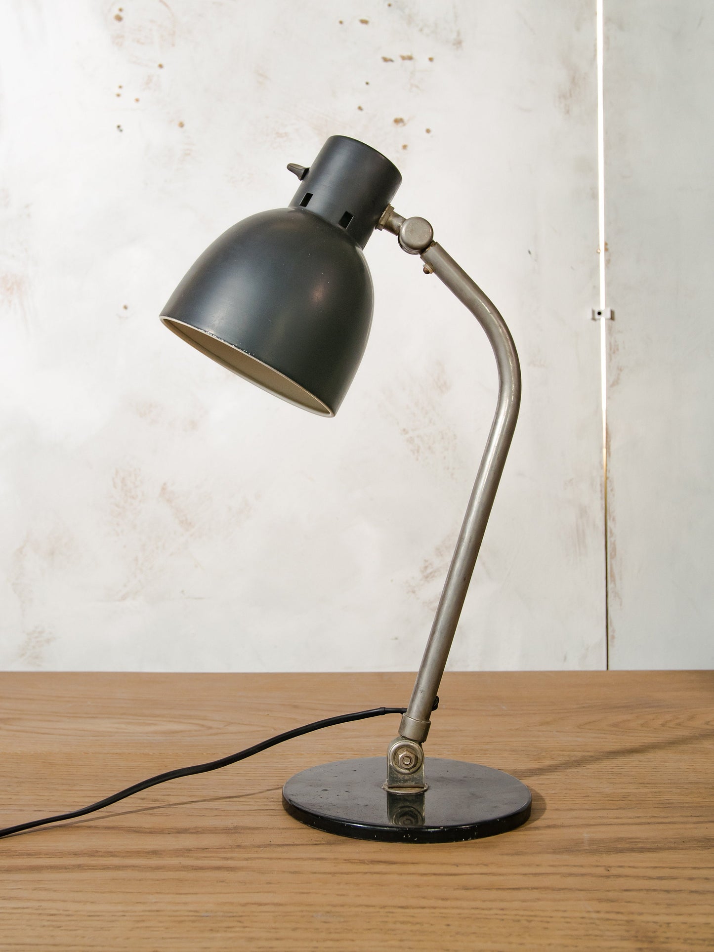 Hala Bureaulamp Model 98 van H. Busquet, jaren 50, Zwarte Metalen Kantoorverlichting, Fabrieksbureaulamp uit de jaren 50