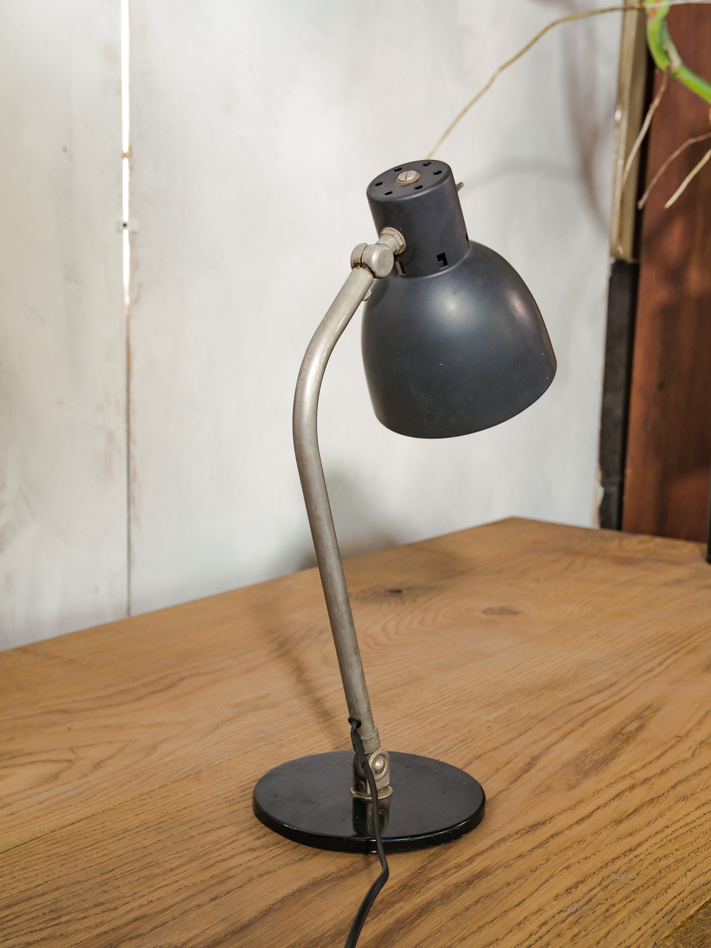 Hala Bureaulamp Model 98 van H. Busquet, jaren 50, Zwarte Metalen Kantoorverlichting, Fabrieksbureaulamp uit de jaren 50