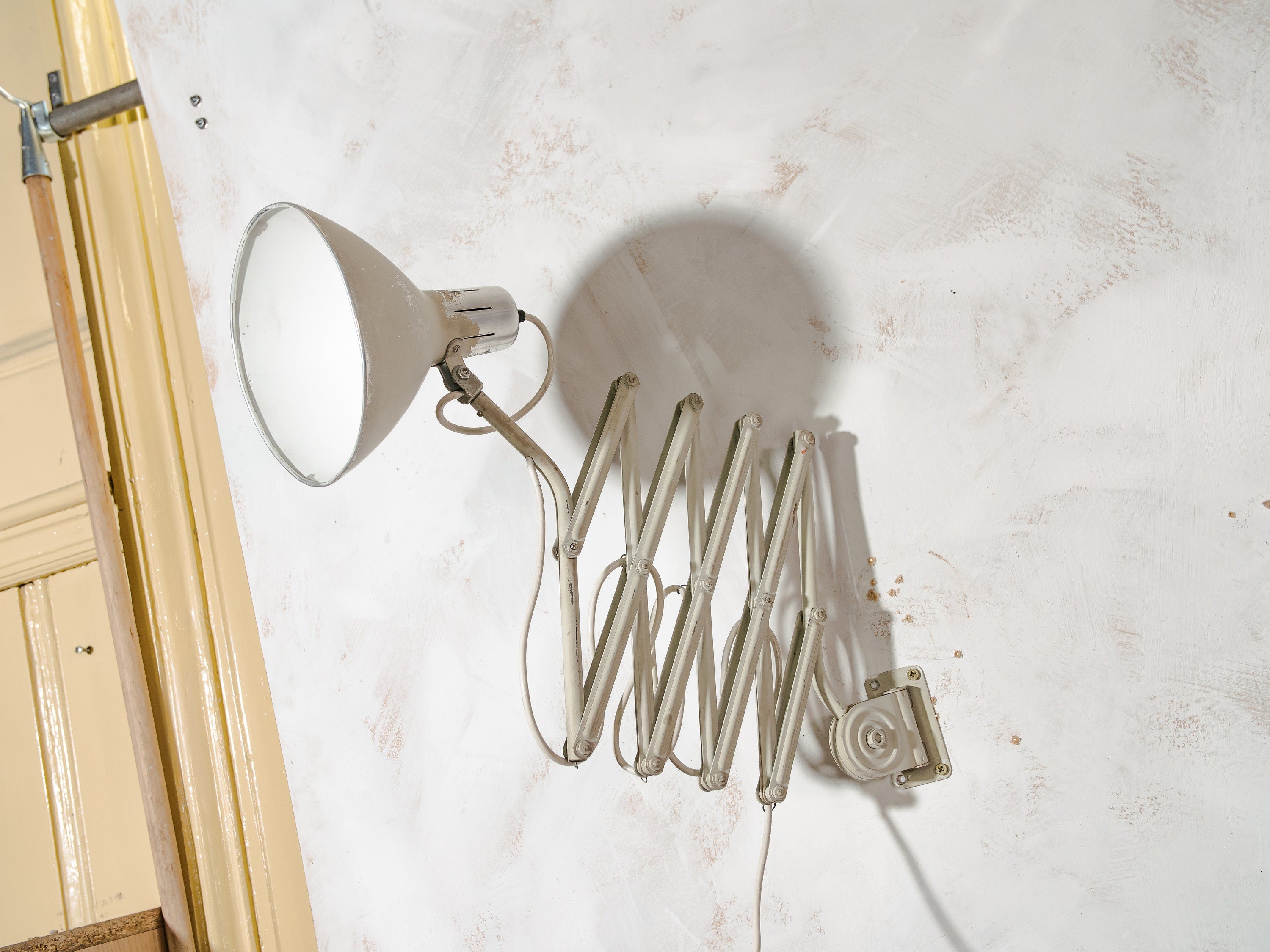 Large White Scissor Lamp 1960s by Hala Zeist, Model 110 Wall light, Harmonica Light, Bauhaus Lampshade, Accordion Sconce