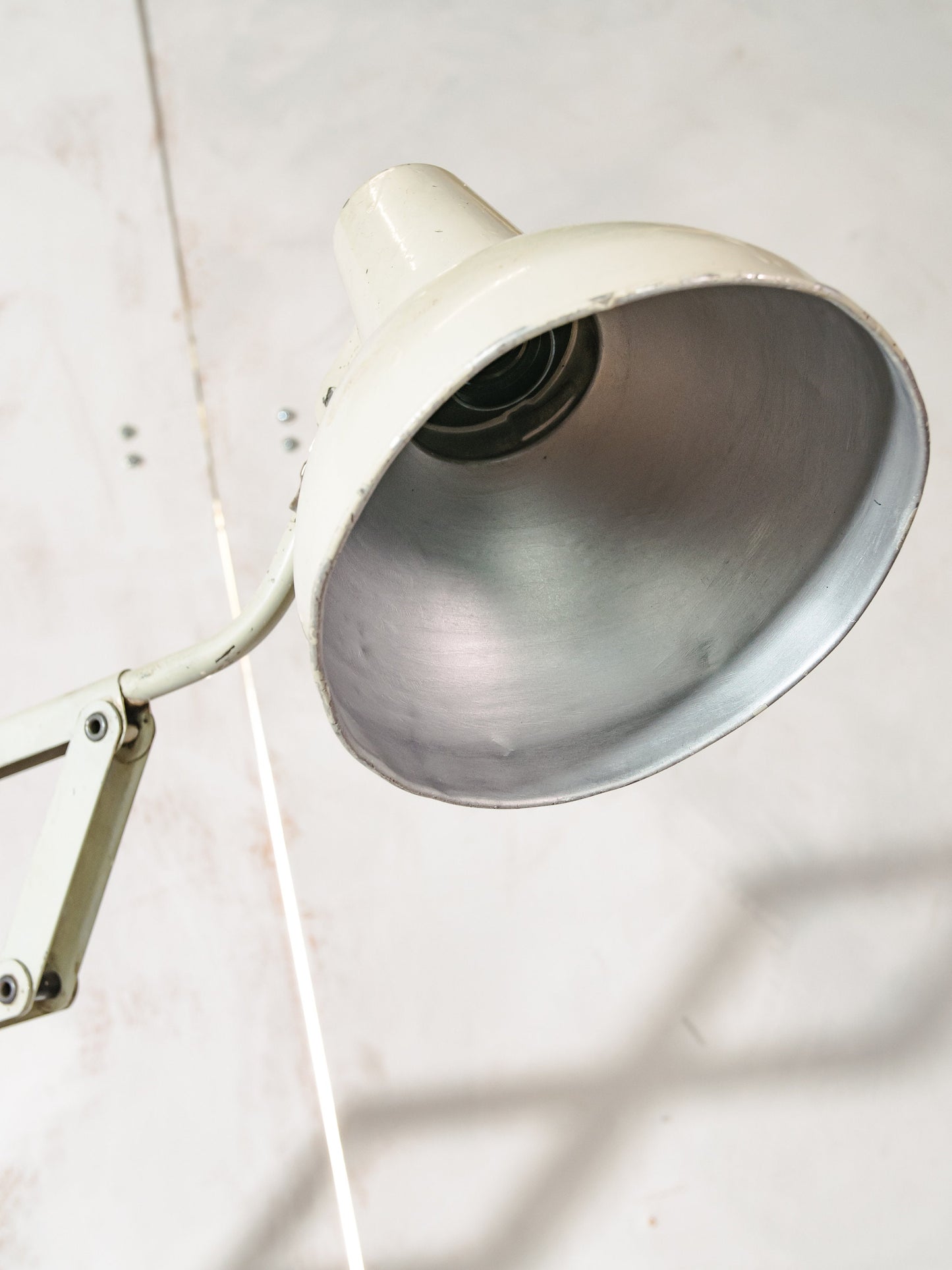 Industriële beige schaarlamp van SIS, jaren 60 verstelbare wandlamp, harmonicalamp, accordeonwerkplaatsverlichting