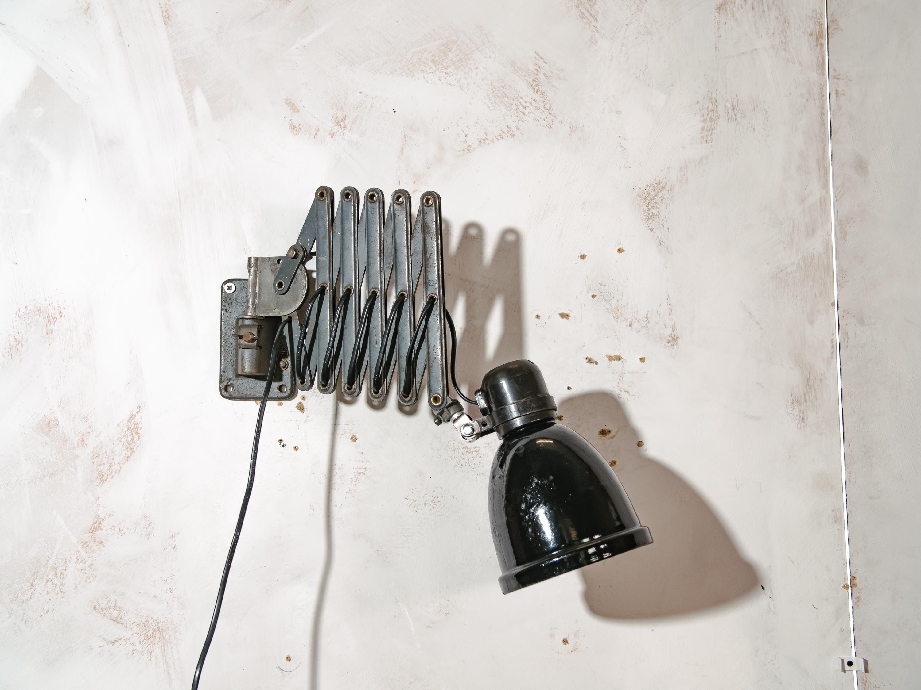 1930s SIEMENS Scissor Lamp with FABRILUX enamel lampshade, Industrial Wall Mounted Task Lighting