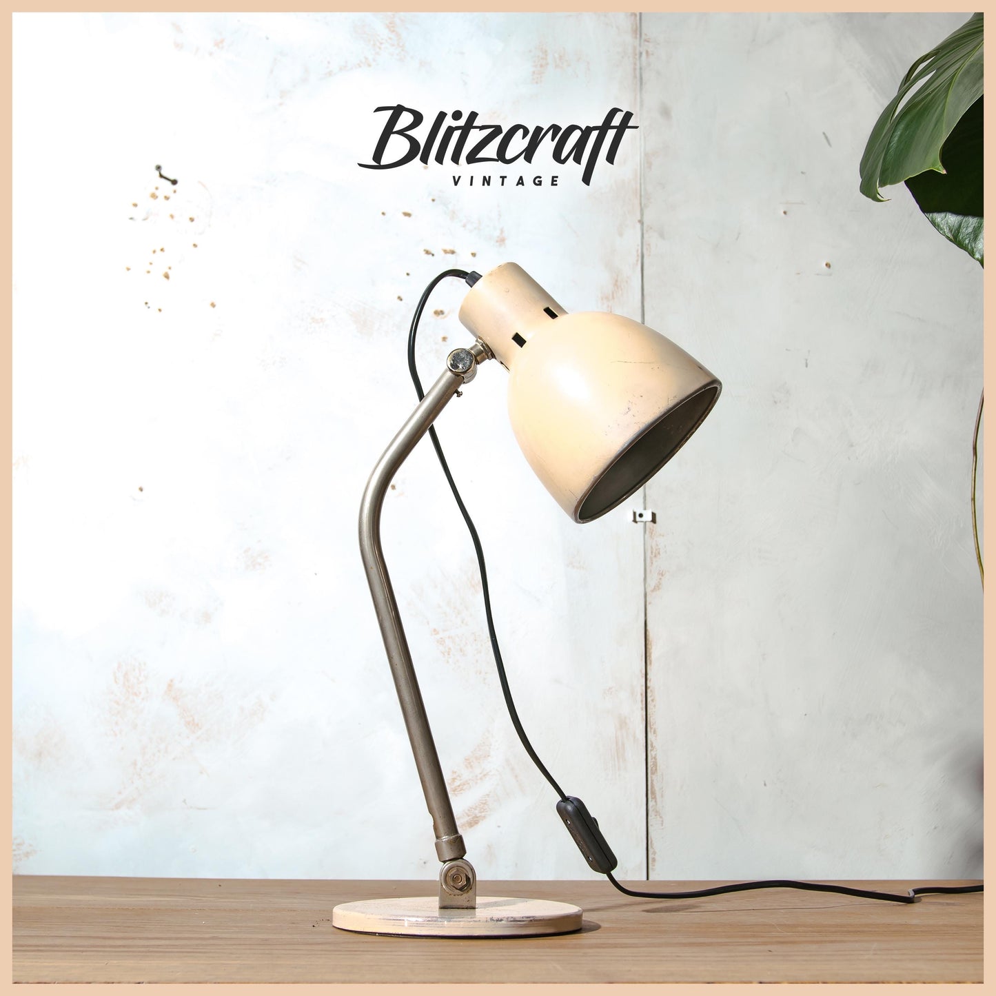 Hala Zeist Bureaulamp Model 98 van H. Busquet, jaren 50, Beige Metaal Kantoorverlichting, jaren 50 Tafellamp