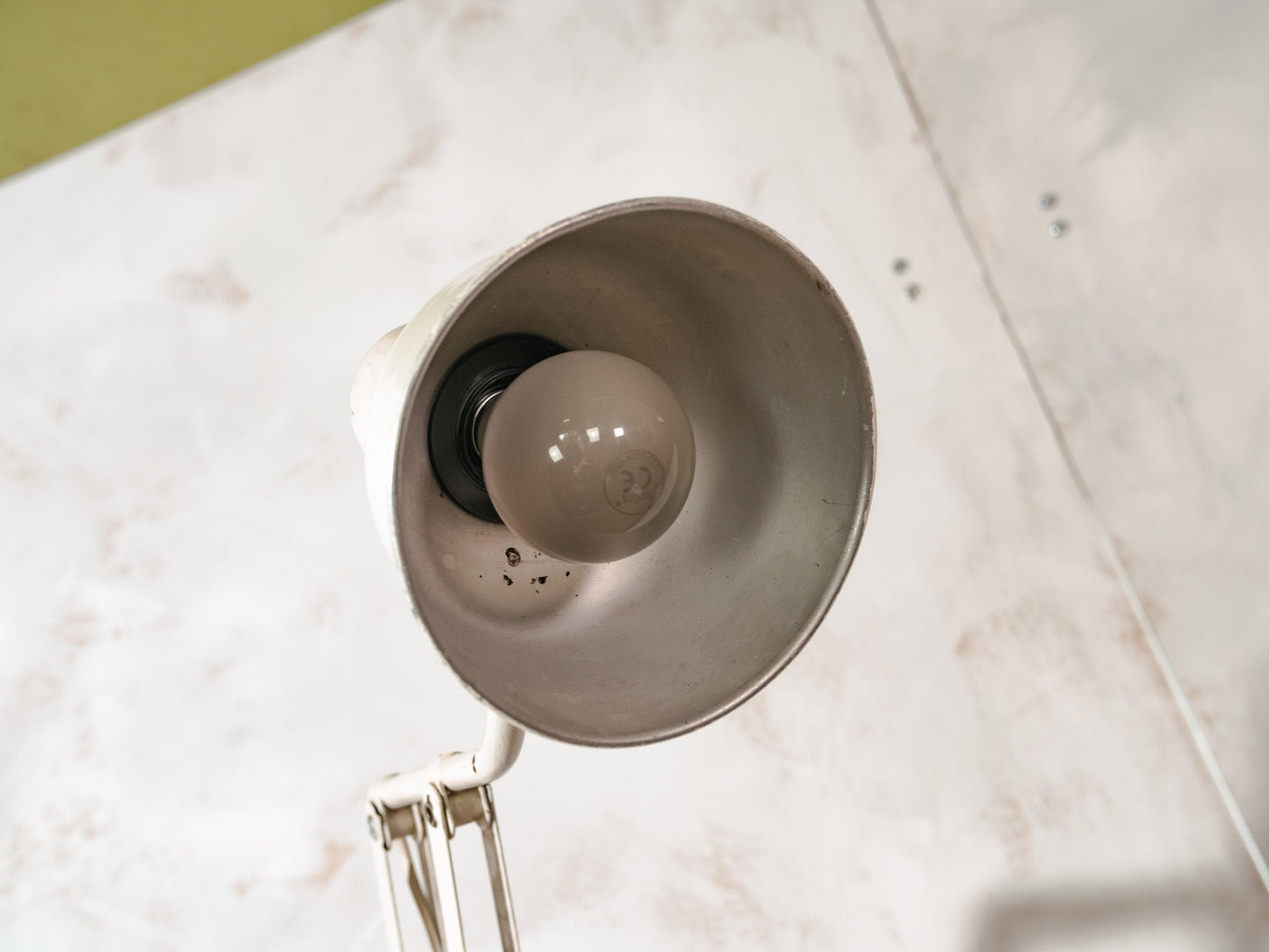 Wit geschilderde schaarlamp van SIS Duitsland met patina, uittrekbare harmonicalamp, industriële stijl interieurverlichting jaren 60