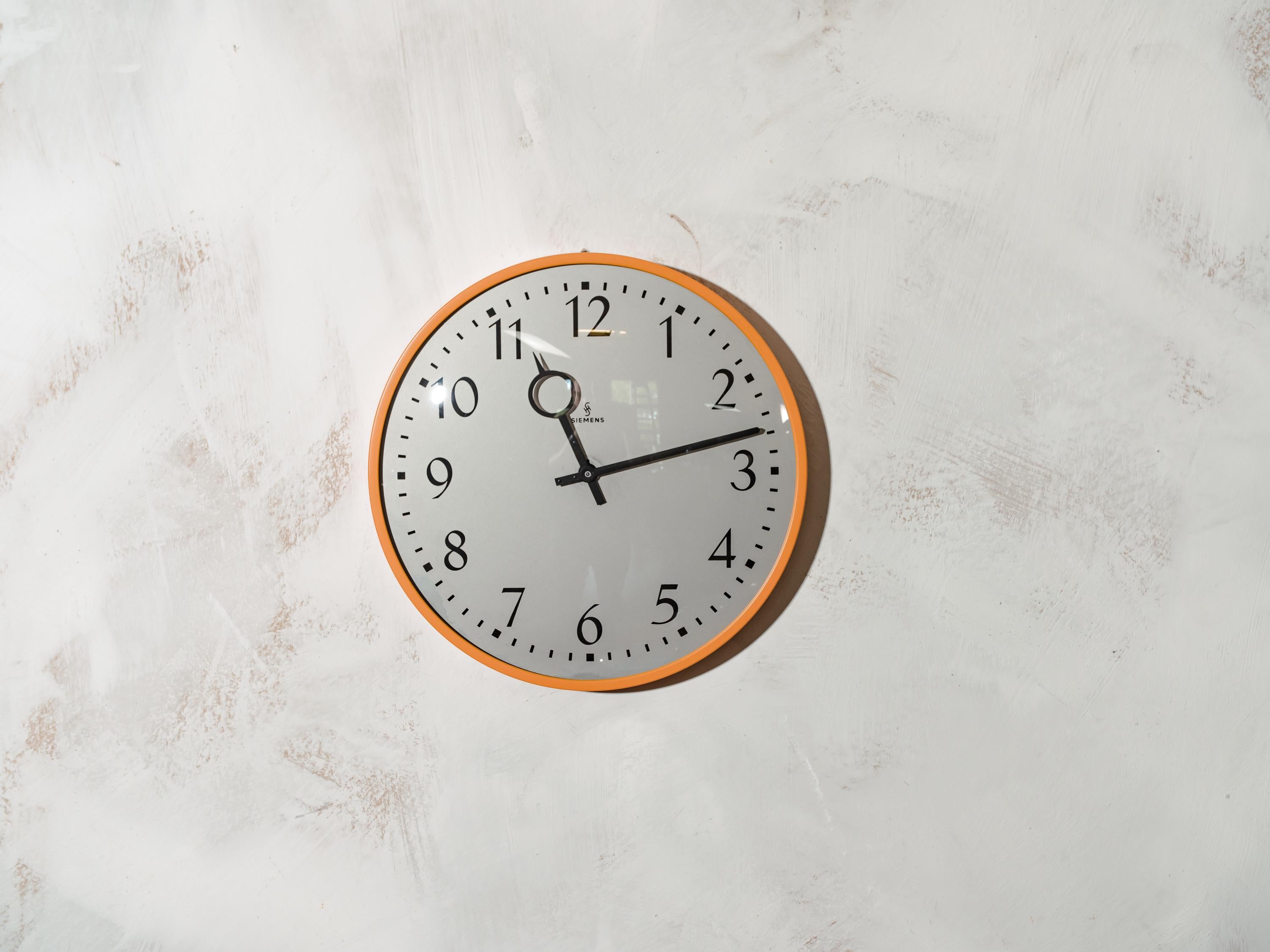 Vintage Siemens fabriekswandklok, retro oranje ziekenhuishorloge uit de jaren 70, omgebouwd kwarts, uniek cadeau voor artsen en verpleegkundigen