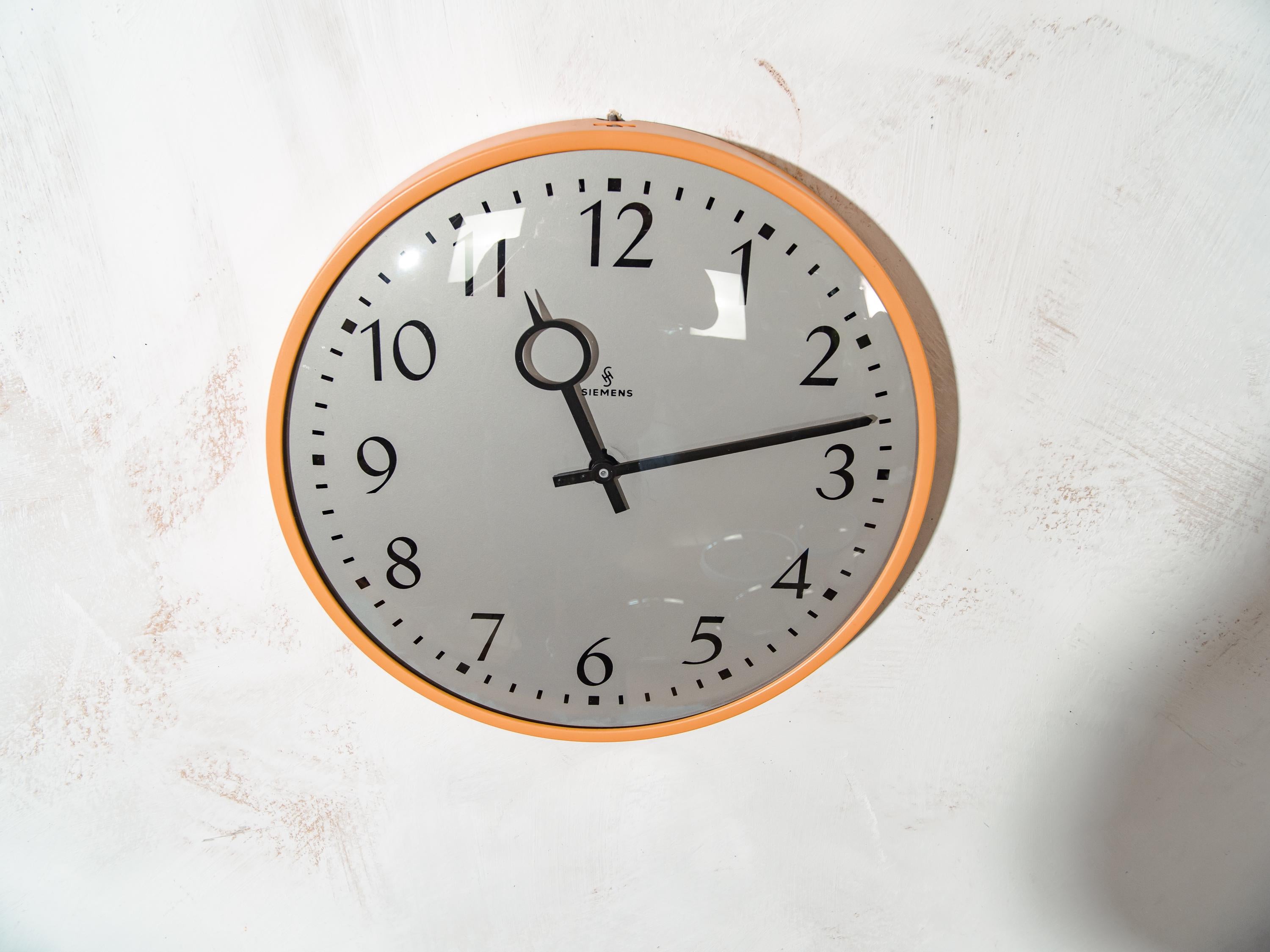 Vintage Siemens fabriekswandklok, retro oranje ziekenhuishorloge uit de jaren 70, omgebouwd kwarts, uniek cadeau voor artsen en verpleegkundigen