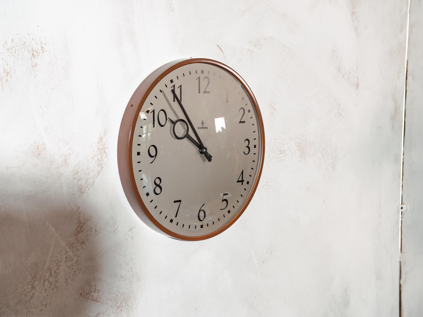 Castle Brown Wall Clock by Siemens 1970s, Classic Clockwork, Kitchen Decor, Converted to Quartz Mechanism on battery, Diameter 28CM