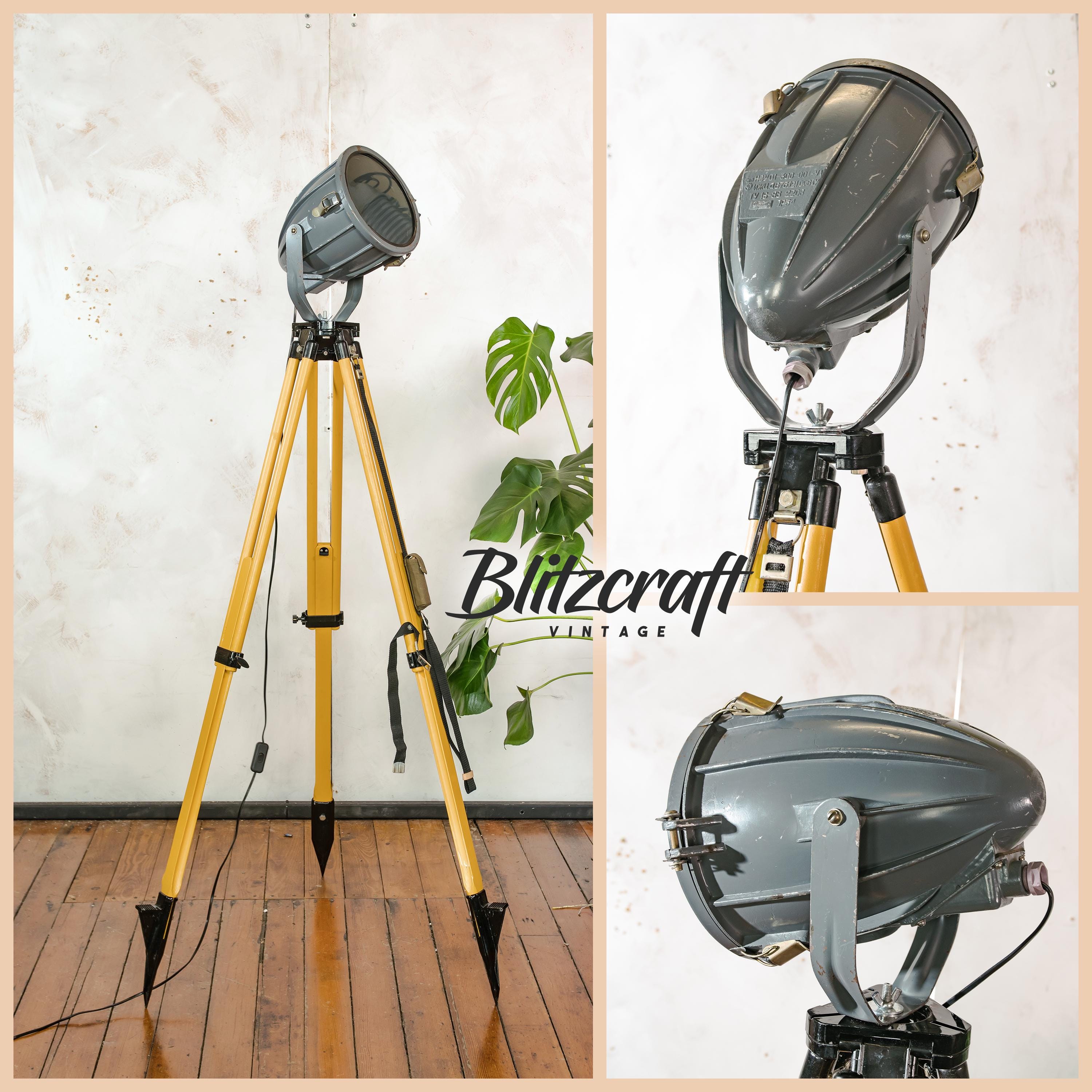 Donkergrijze Sovjet-spot uit de jaren 70 op een landmeetkundige driepoot, industriële vloerlamp in raketvorm, vintage reflectorprojectorlamp