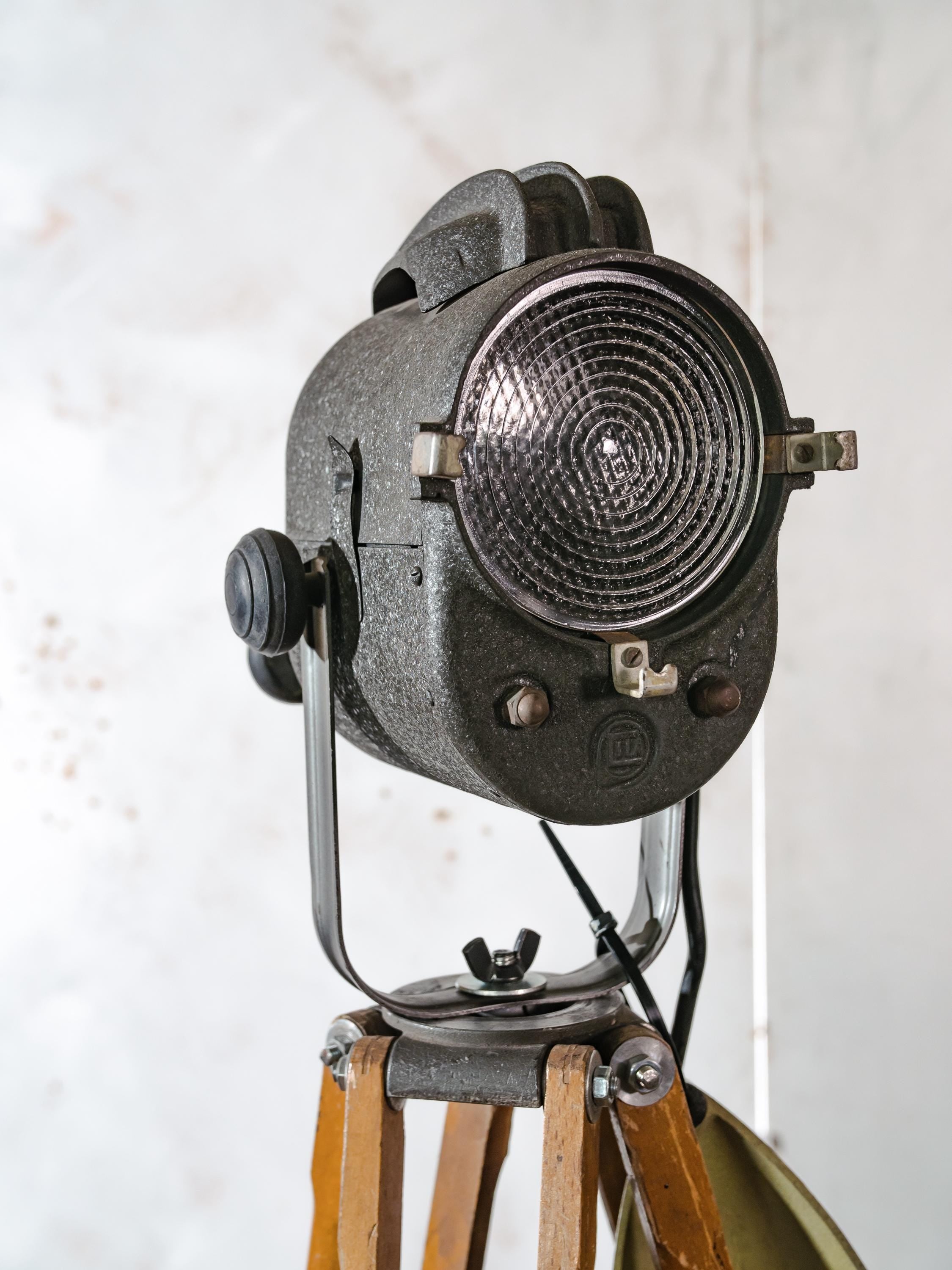 Vintage LITA Franse theaterlamp uit de jaren 50 op houten statief, unieke Fresnel podiumlamp vloerlamp, geheel origineel in nieuwstaat