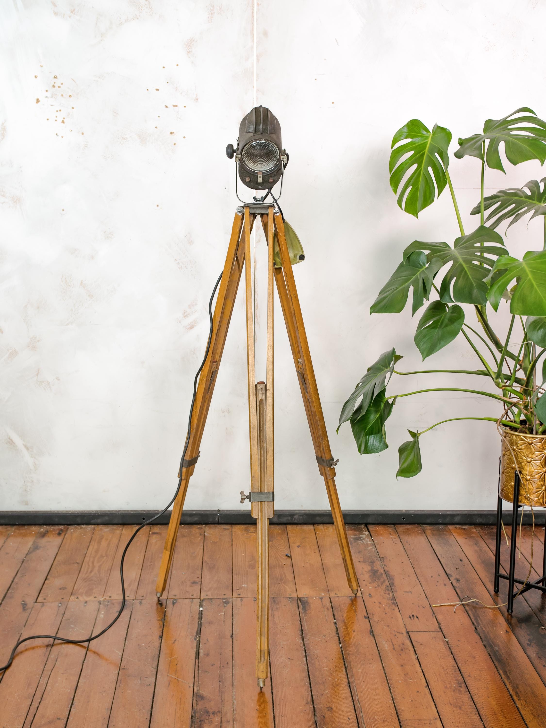 Vintage LITA Franse theaterlamp uit de jaren 50 op houten statief, unieke Fresnel podiumlamp vloerlamp, geheel origineel in nieuwstaat