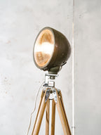 Militaire koplamp op een houten aluminium Chelico-fotografiestatief, oude legervloerlamp kan worden omgebouwd tot bureaulamp