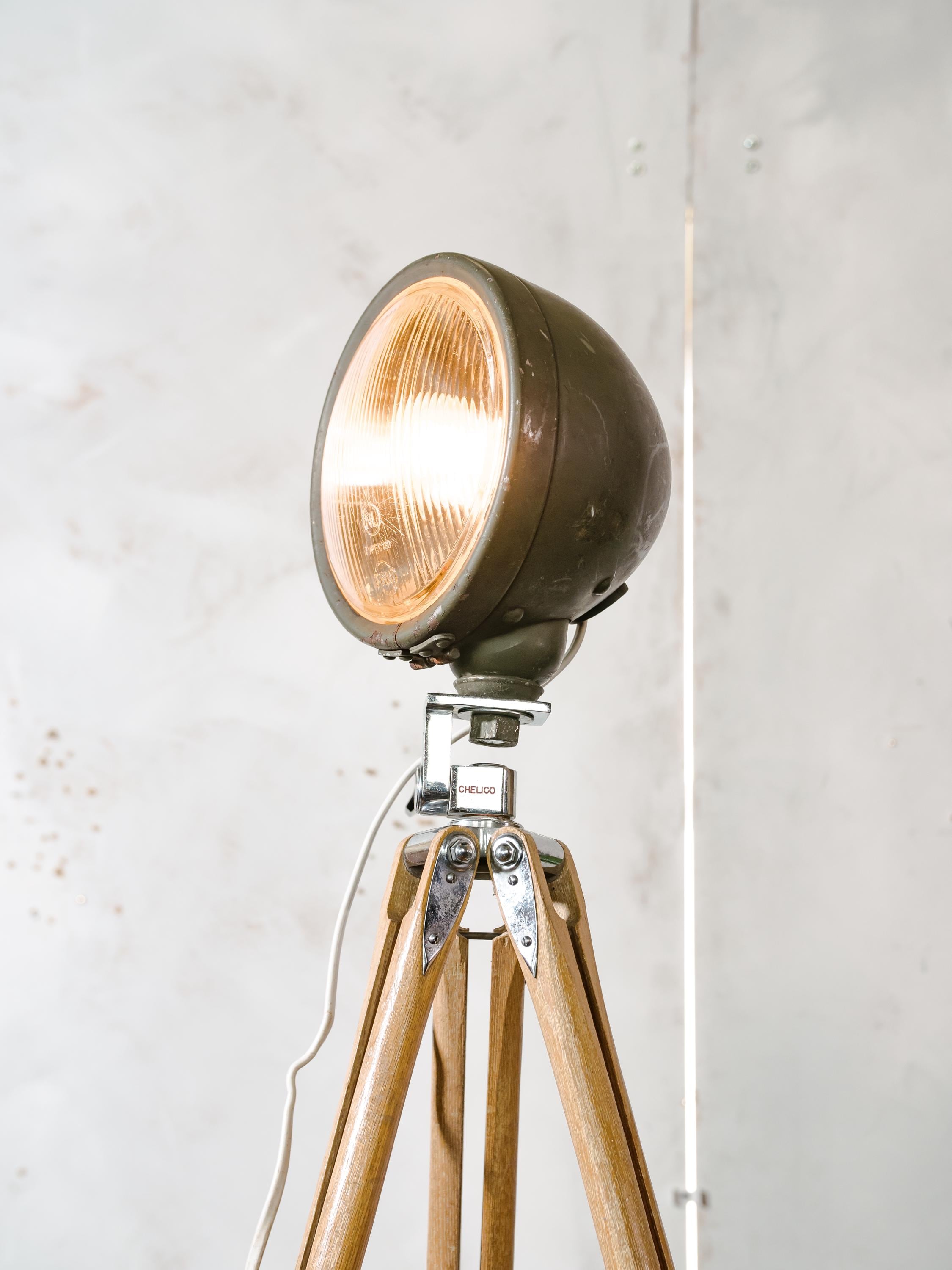 Militaire koplamp op een houten aluminium Chelico-fotografiestatief, oude legervloerlamp kan worden omgebouwd tot bureaulamp