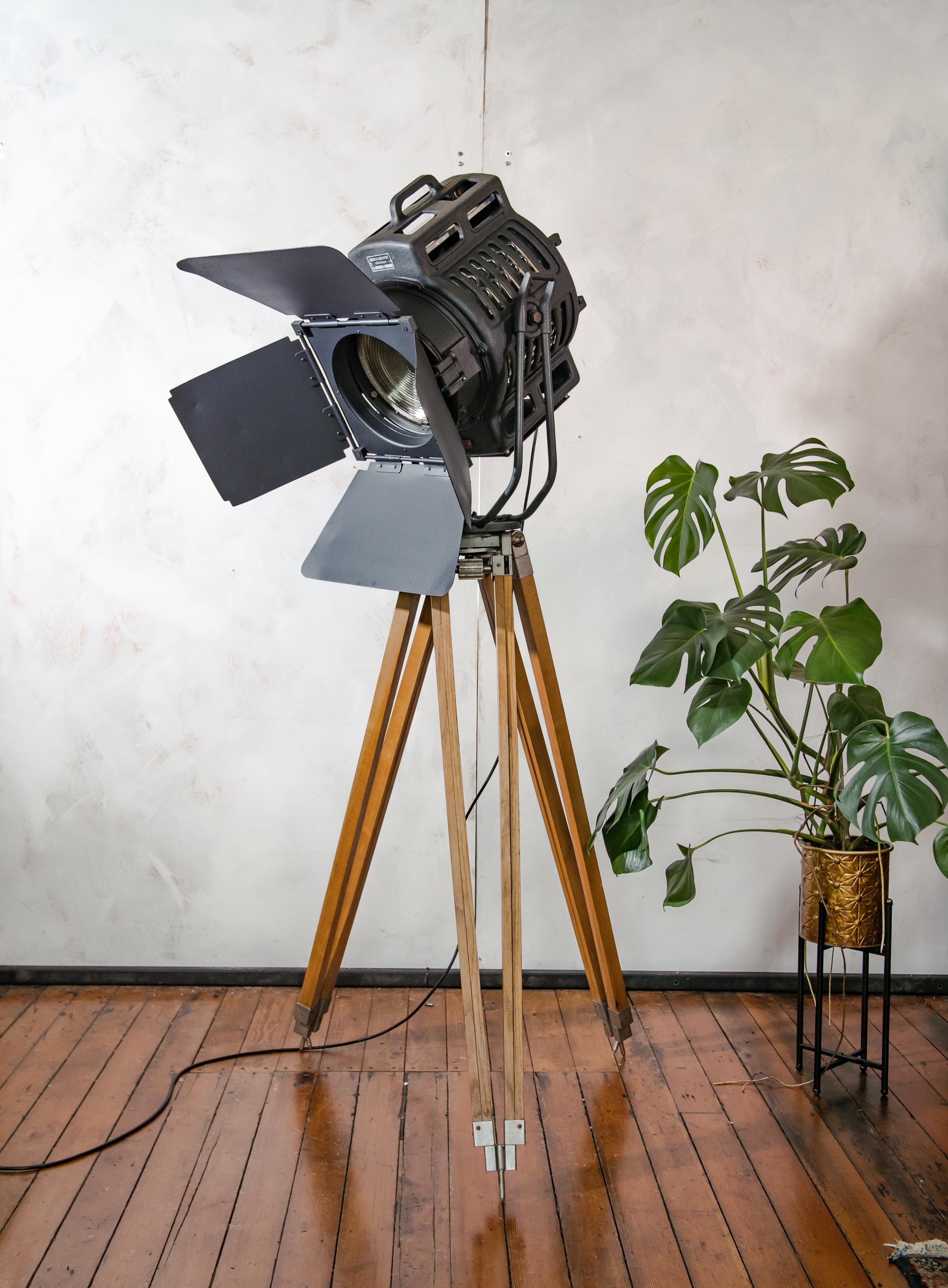 ARRI 1950s 2KW Arnold & Richter Film Spotlight with Barndoors, German Hollywood Projector on a Vintage Wooden Tripod, Rare Unique Floor Lamp
