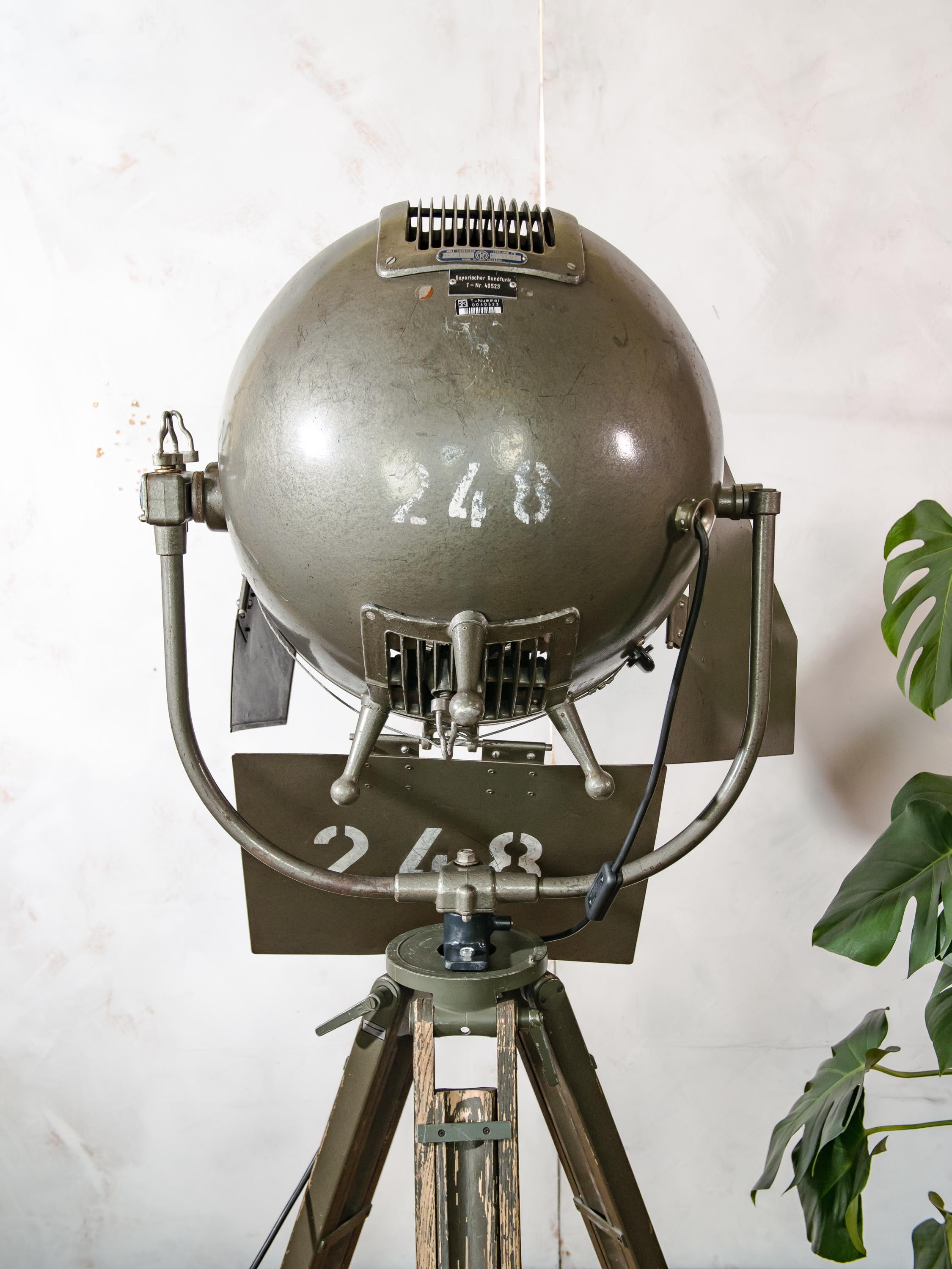 Mole Richardson 612 Sputnik Hollywood Movie Spotlight jaren 50 op houten legerstatief, grote gerecyclede unieke design theater vloerlamp