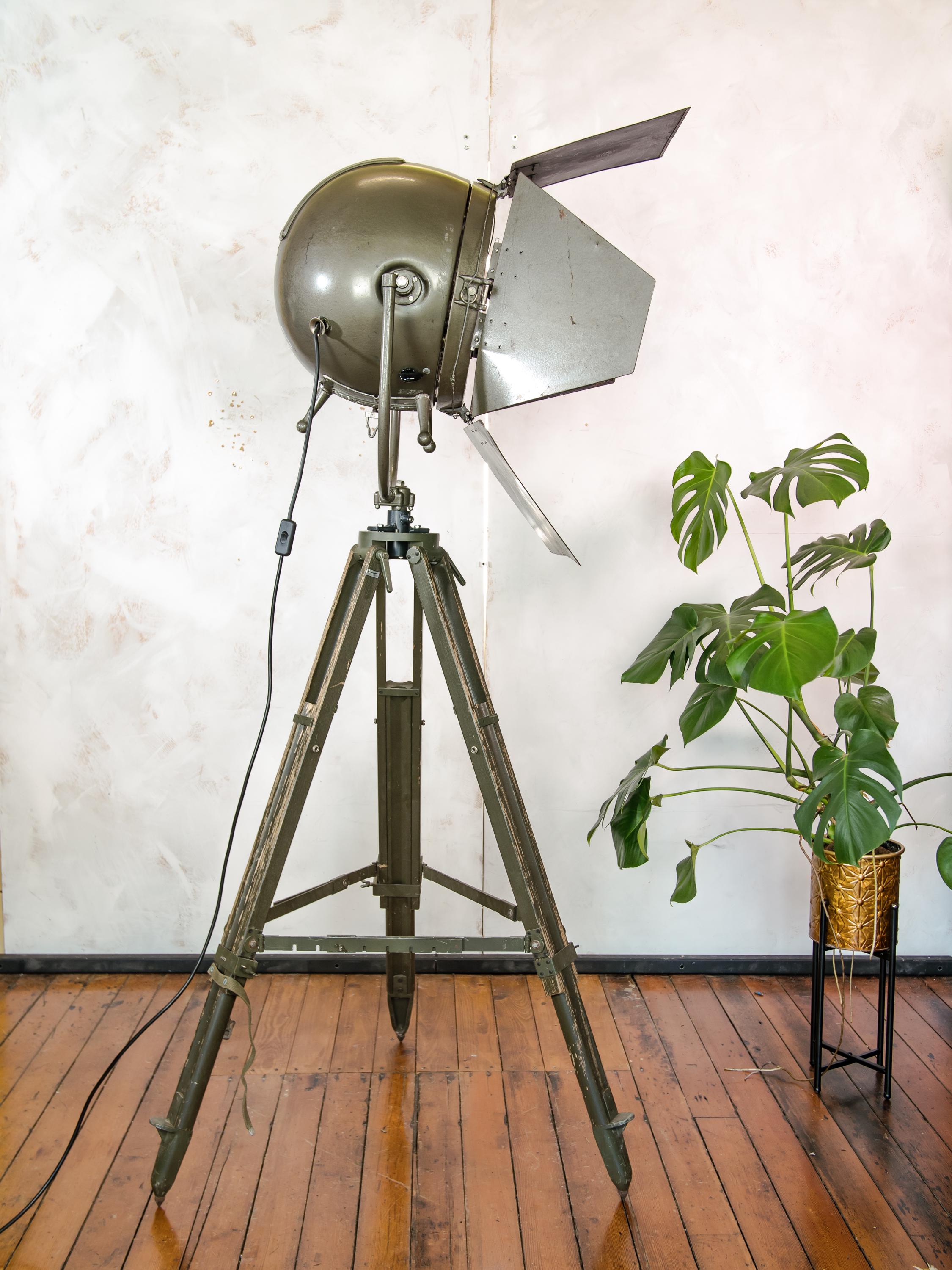 Mole Richardson 612 Sputnik Hollywood Movie Spotlight jaren 50 op houten legerstatief, grote gerecyclede unieke design theater vloerlamp
