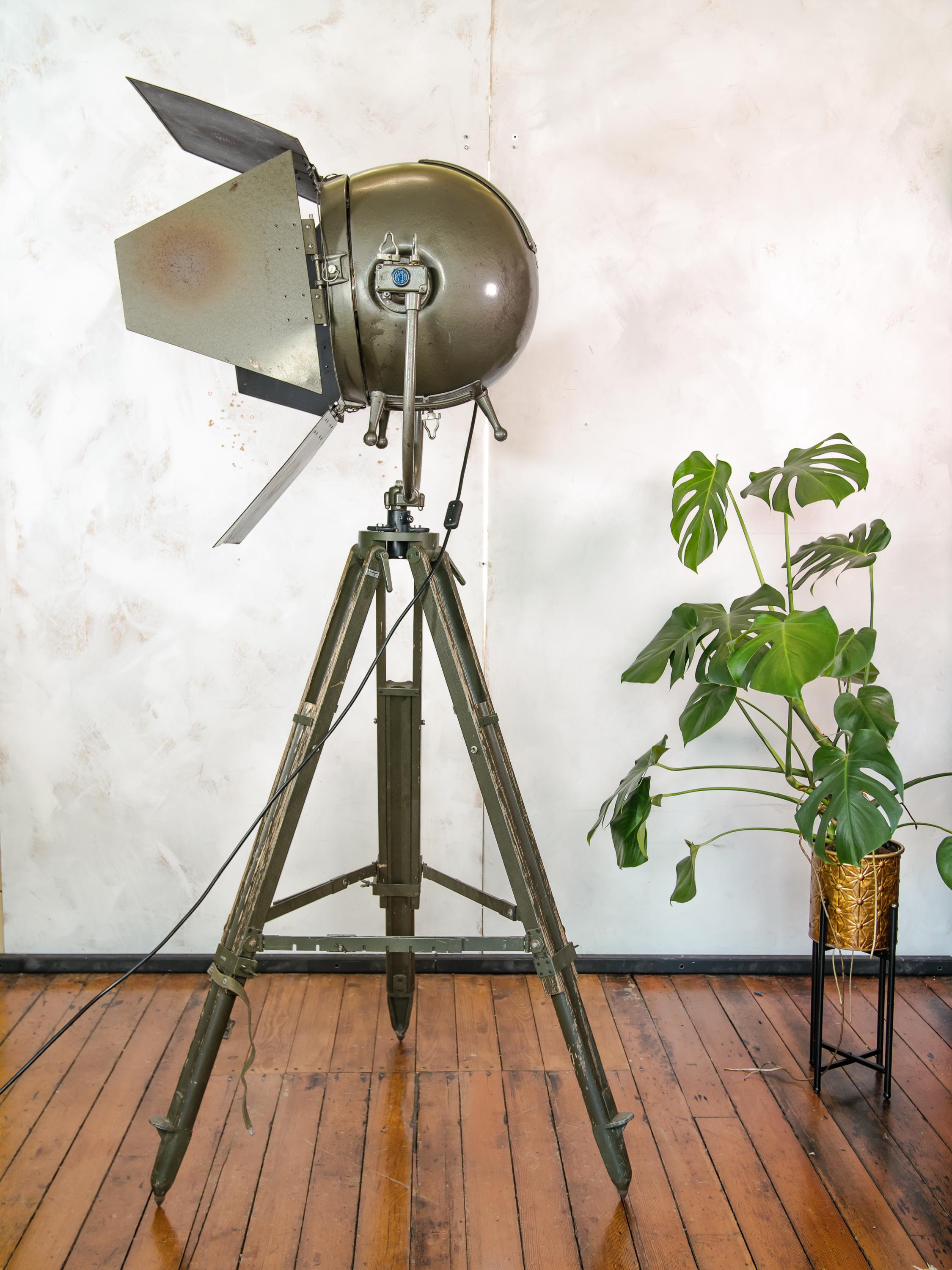 Mole Richardson 612 Sputnik Hollywood Movie Spotlight jaren 50 op houten legerstatief, grote gerecyclede unieke design theater vloerlamp